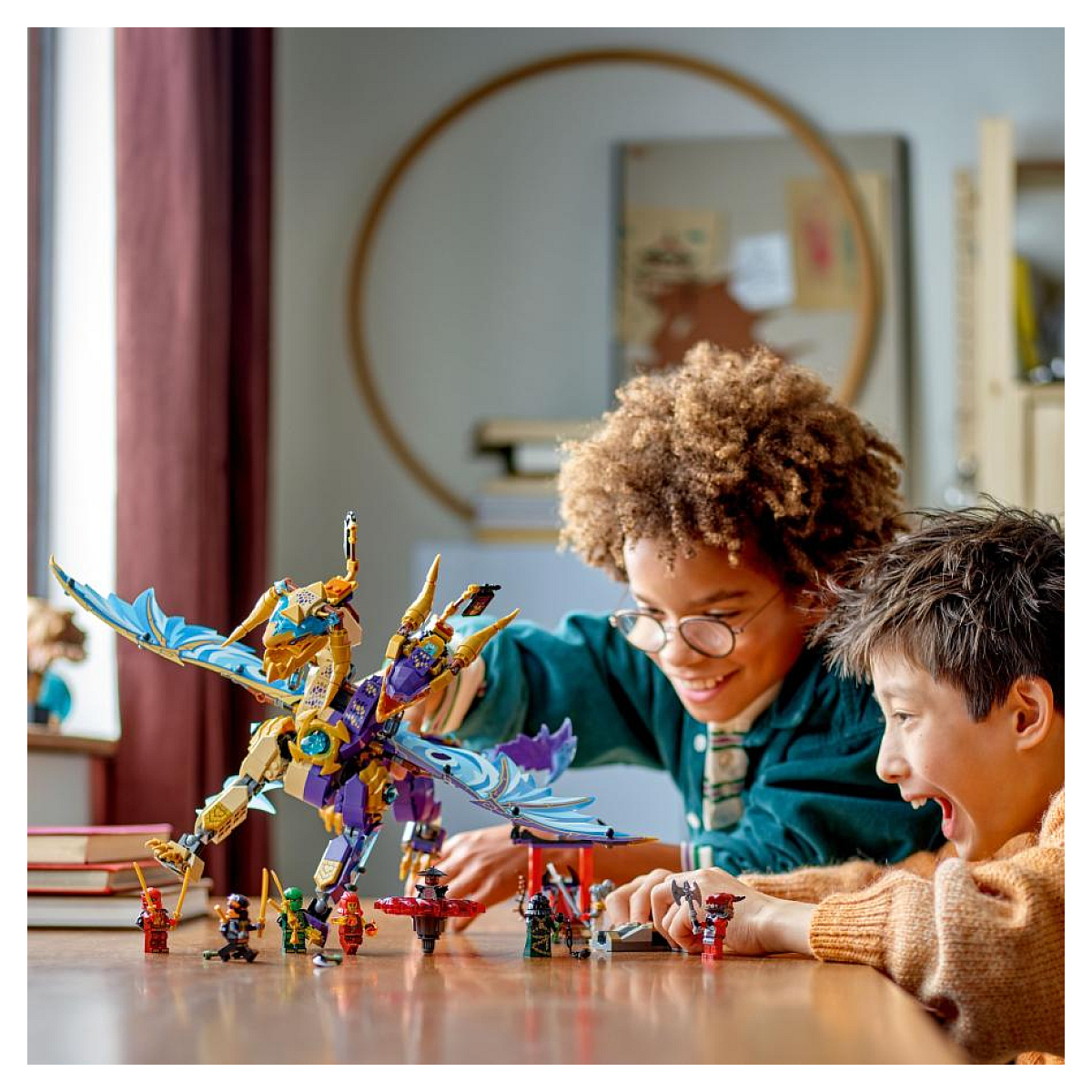 Dwoje dzieci bawiących się zestawem Lego Ninjago ze smokiem.
