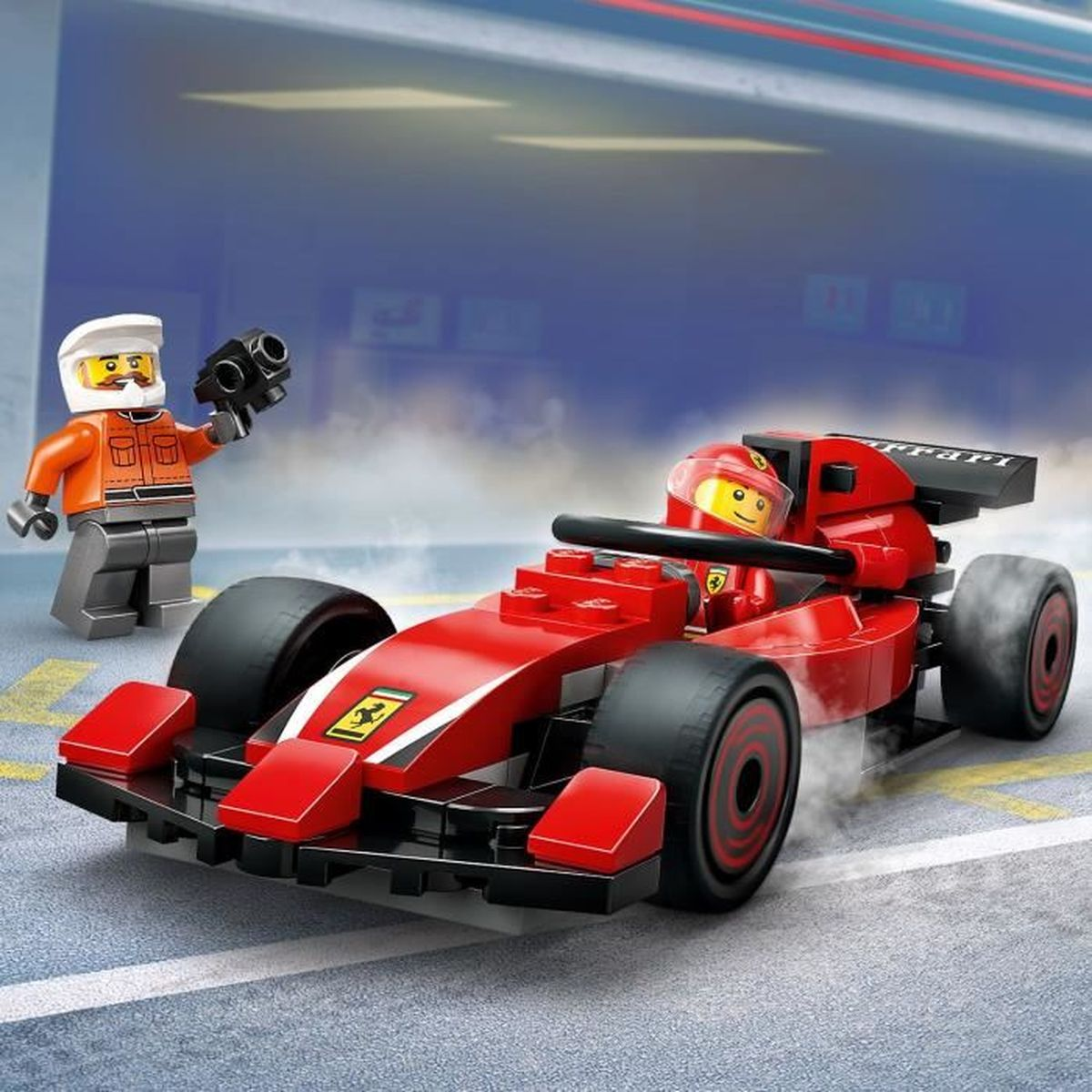Ein rotes Lego-Rennauto mit einem Lego-Fahrer und einer Lego-Person mit Kamera daneben.