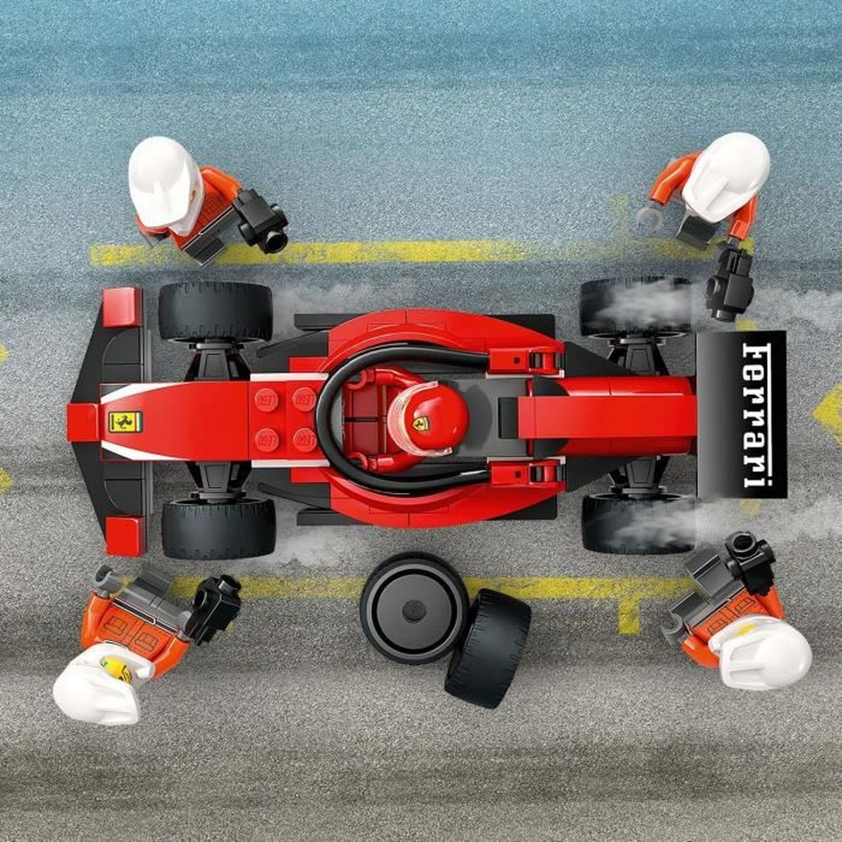 Lego Ferrari F1-Wagen, umgeben von vier Minifiguren, zwei Reifen und einer grauen Oberfläche. Das Auto ist rot und schwarz.