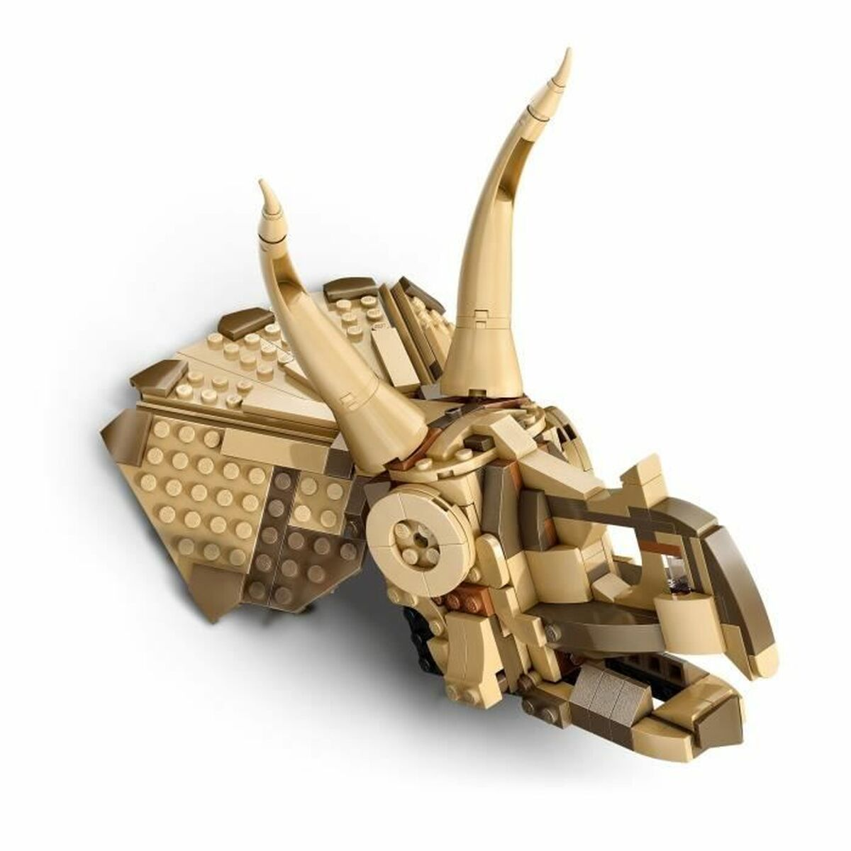 Un modelo de Lego de una cabeza de Triceratops. Construido con bloques marrones y beige, con grandes cuernos curvos.