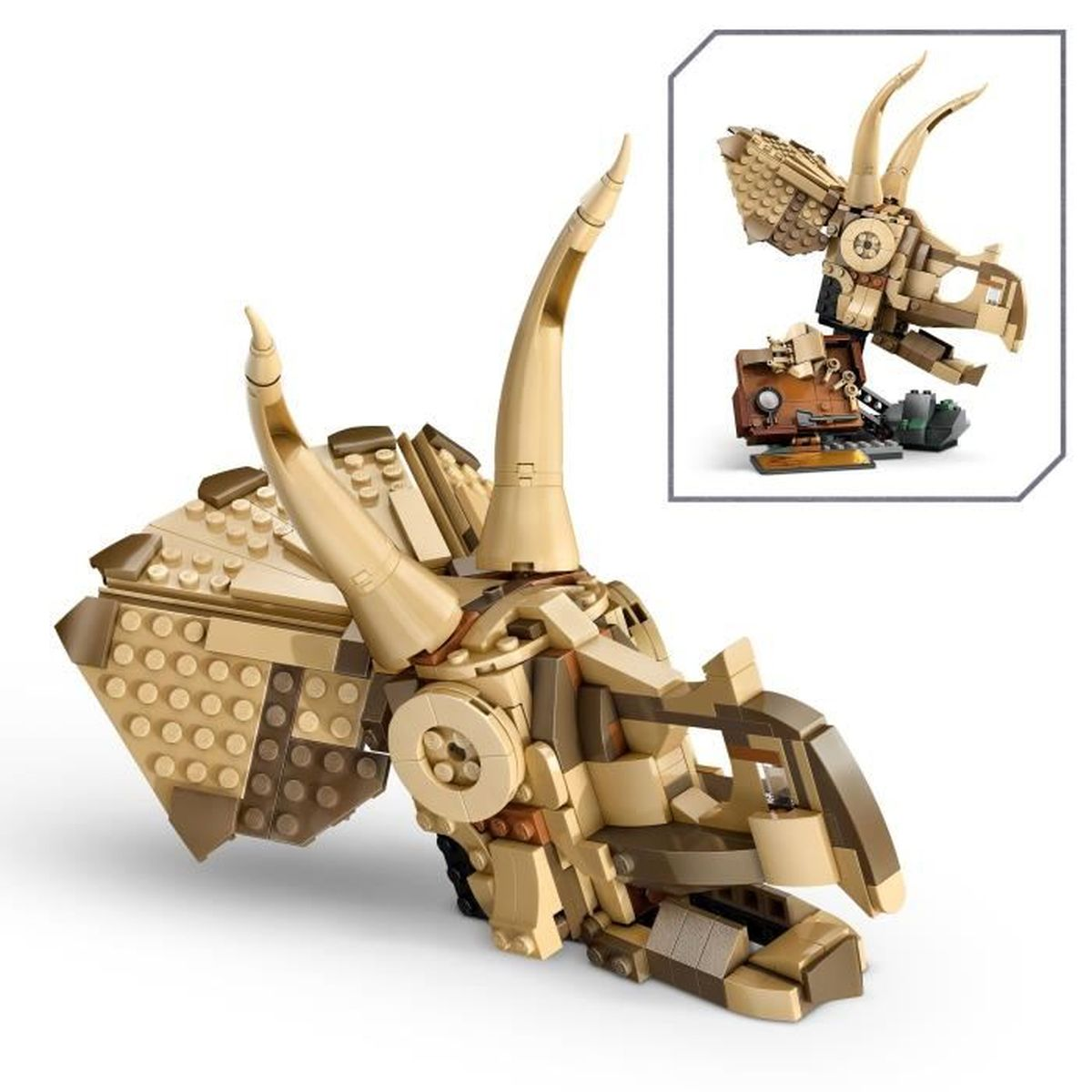 Modelo LEGO de una cabeza de Triceratops en tonos beige y marrón. Se muestra un modelo más pequeño en la esquina.