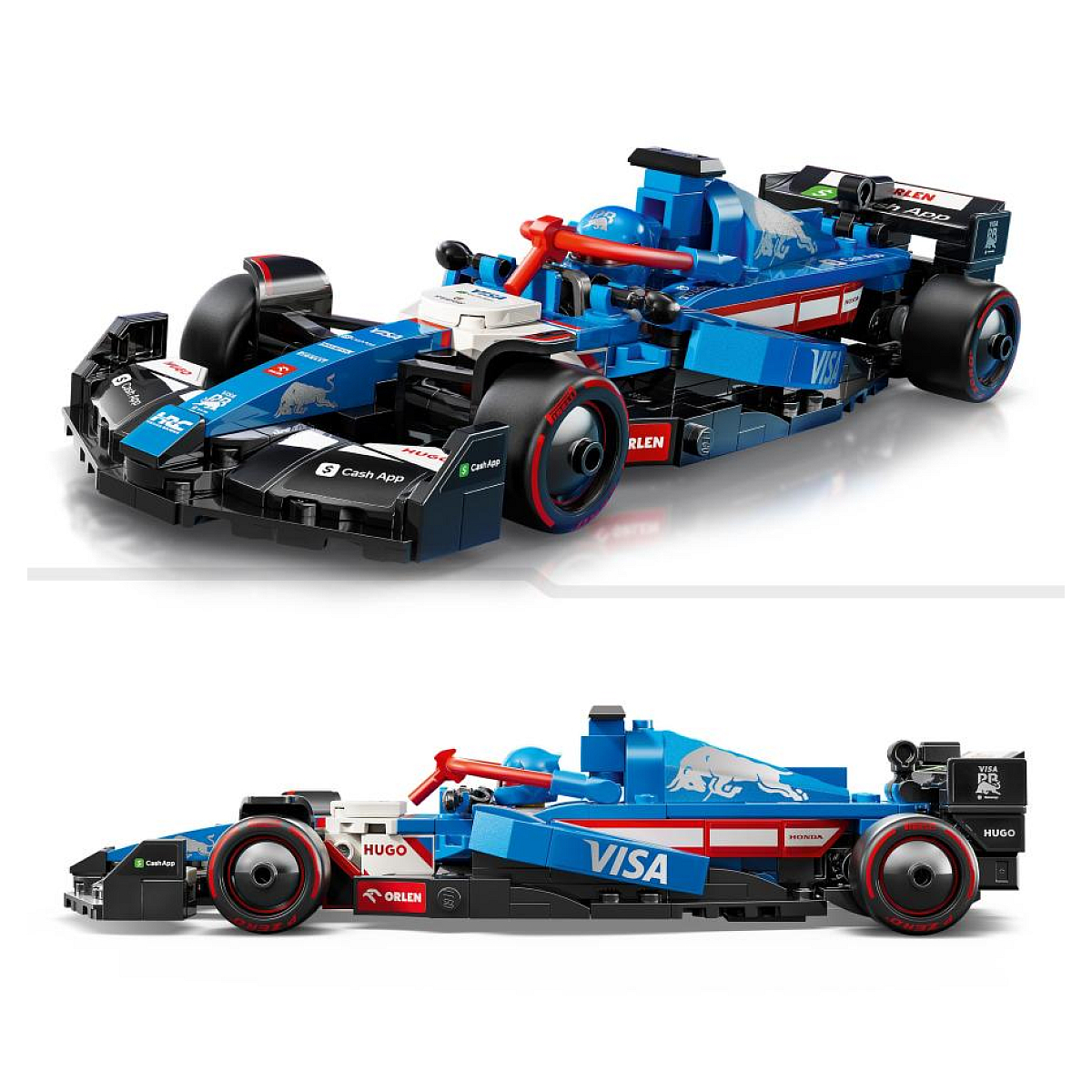 Dwa samochody wyścigowe LEGO. Jeden jest niebiesko-czerwony, a drugi niebiesko-czerwony. Są na białym tle.