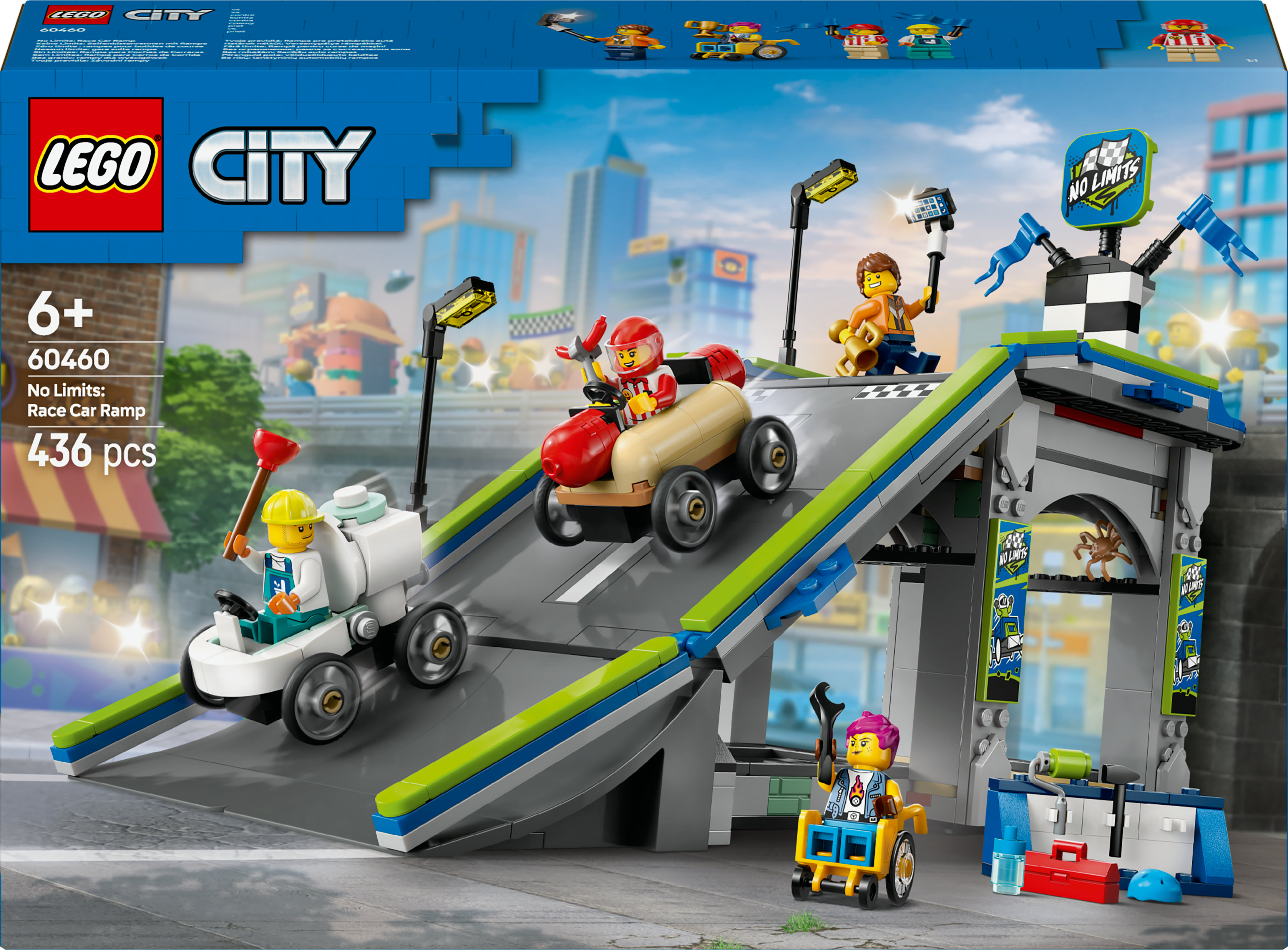 Una caja del set Lego City con una rampa de carreras con minifiguras corriendo vehículos. El arte de la caja está en el fondo.