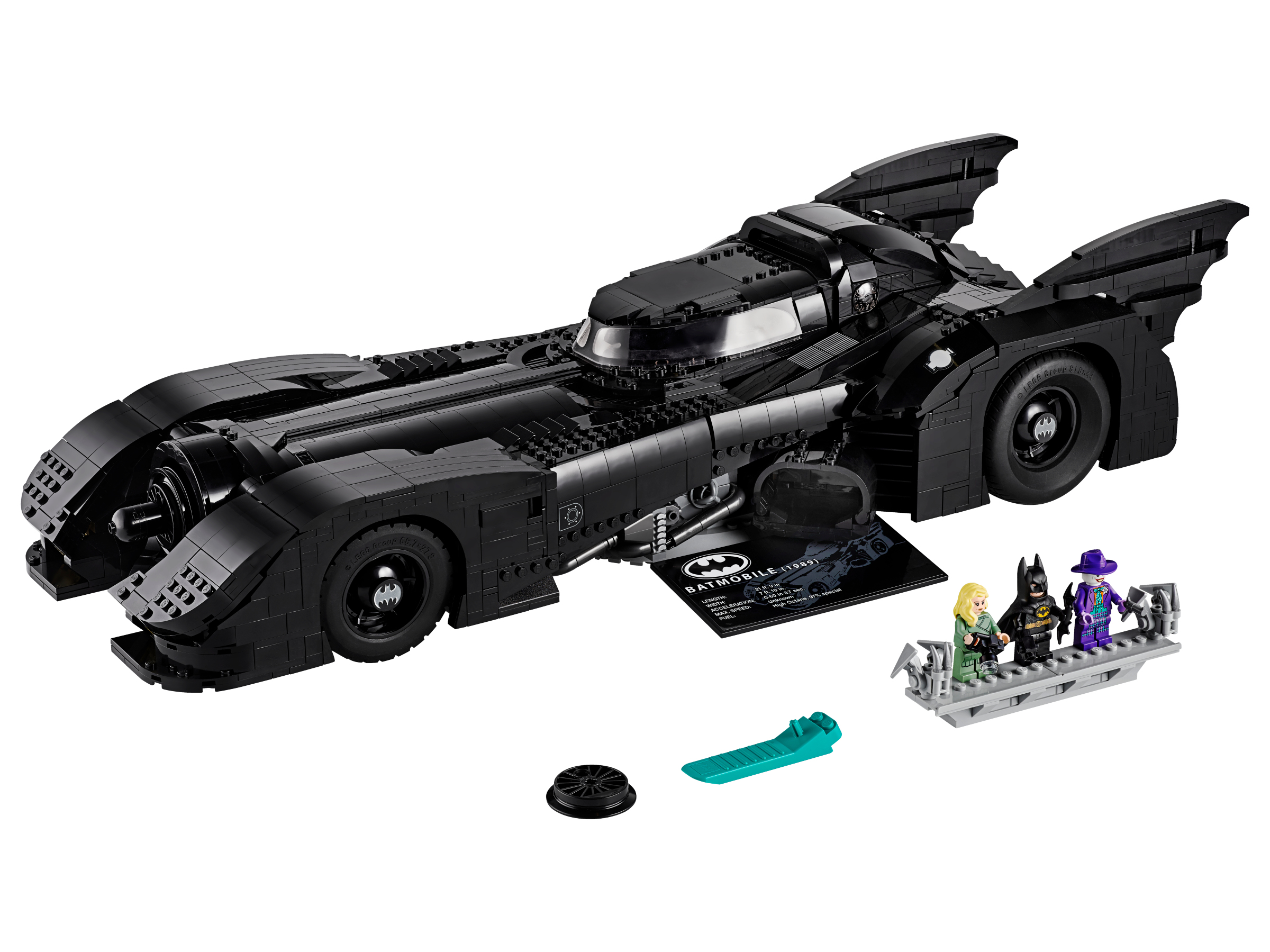 Zwarte Lego Batmobile met Batman, Catwoman en The Joker figuren op een witte achtergrond.