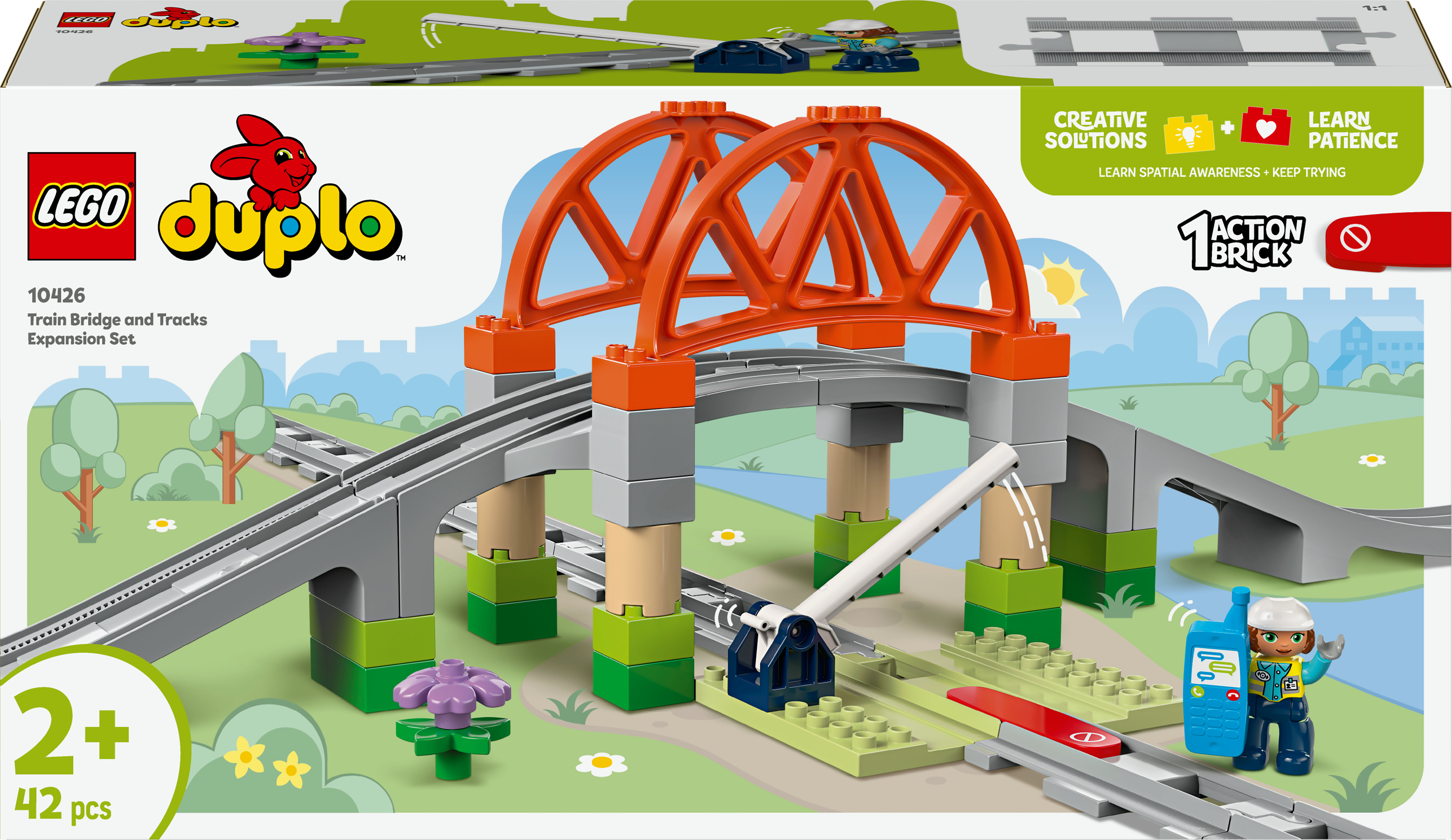 Set de puente de tren Lego Duplo. Arcos naranjas, vías grises, base verde, una figura y una caja.