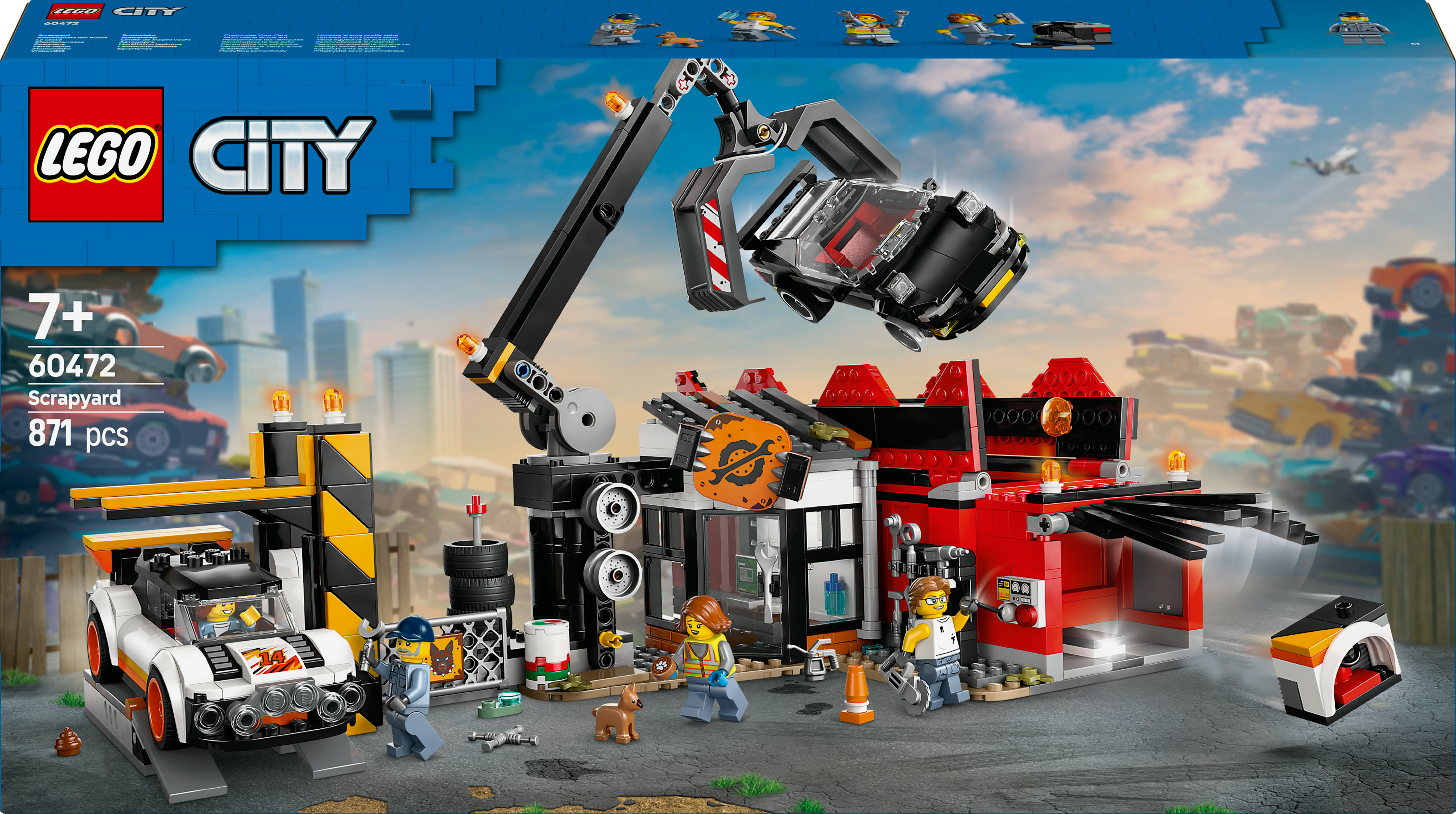 Un set de Lego City de un desguace con una grúa, coches y minifiguras. Una caja en el fondo.