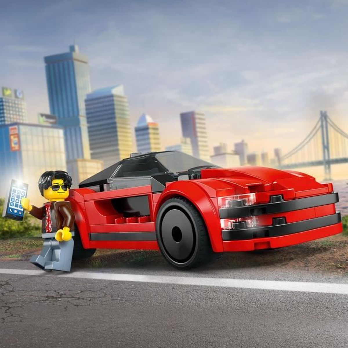 Kırmızı bir LEGO spor arabası ve bir telefon tutan bir minifigür, kentsel bir ortamda.
