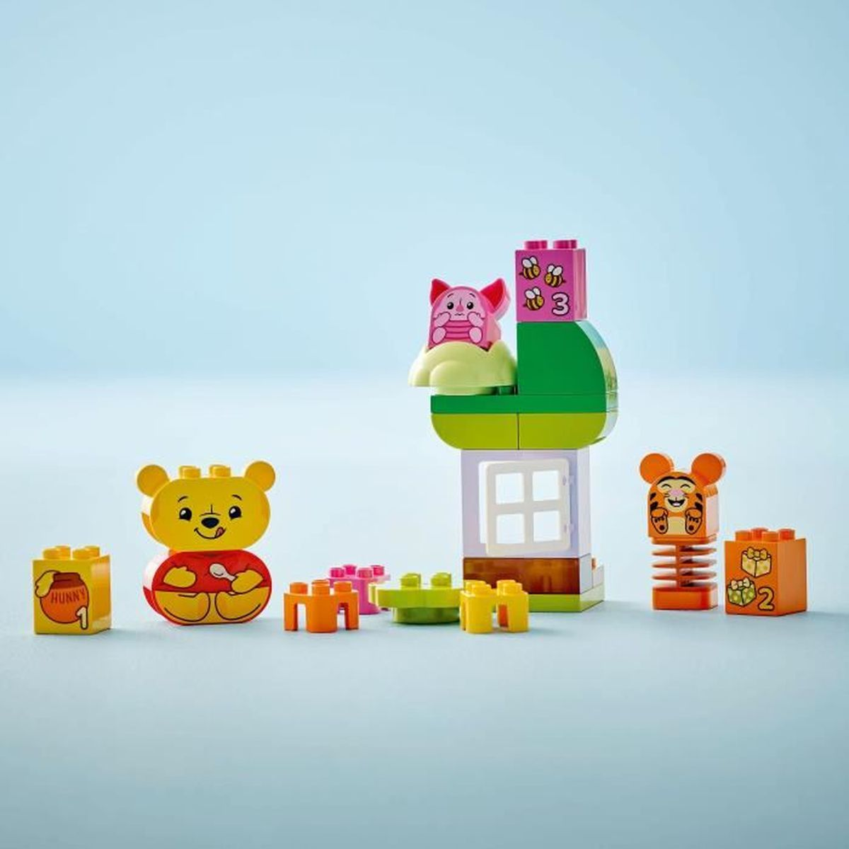 Zestaw LEGO Duplo Kubuś Puchatek. Zawiera figurki Kubusia Puchatka, Prosiaczka i domek na drzewie.