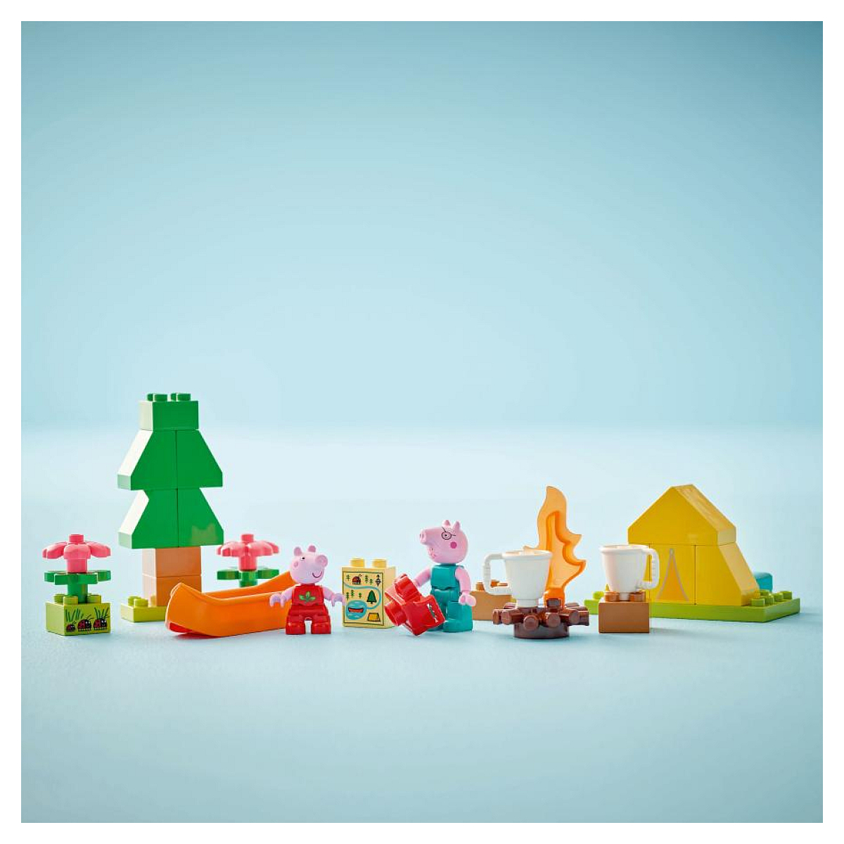 Zestaw kempingowy Lego Duplo Peppa z Peppą, namiotem i ogniskiem.