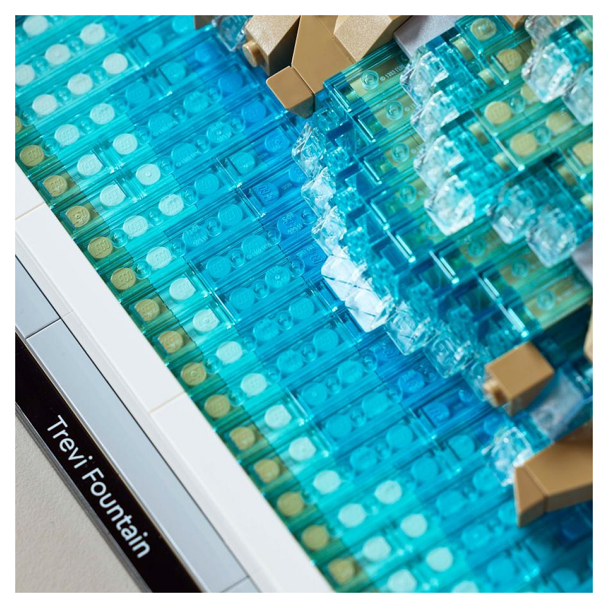 Model Fontanny di Trevi z klocków Lego w kolorze niebieskim i beżowym.