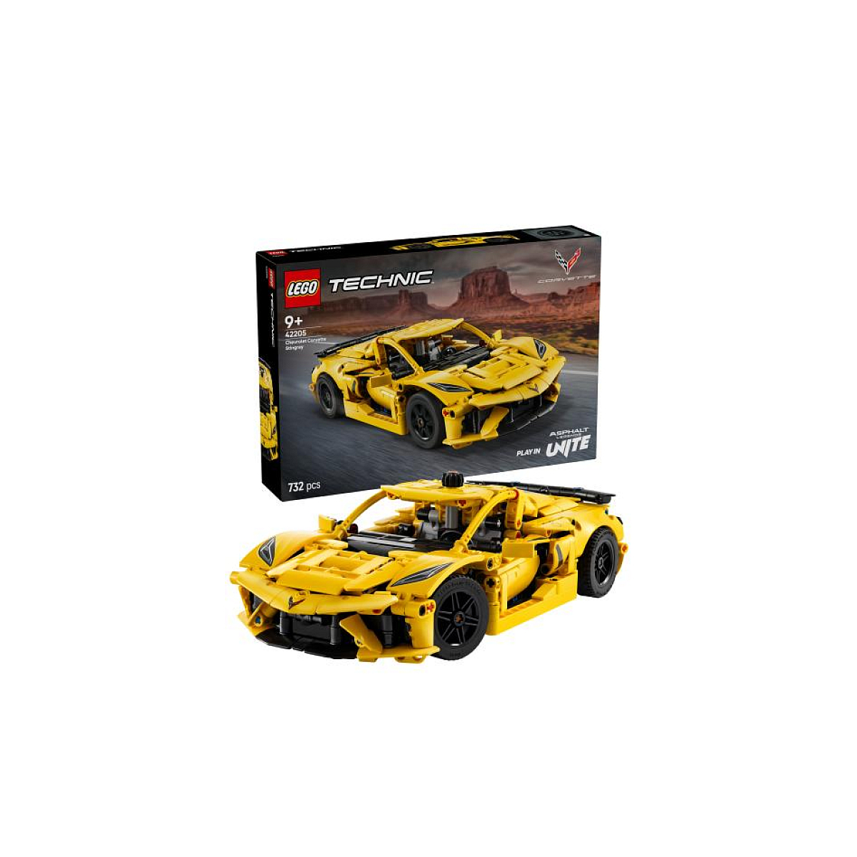 Un modelo Lego Technic Chevrolet Corvette Stingray, amarillo, con la ilustración de la caja en el fondo, sobre una superficie blanca.