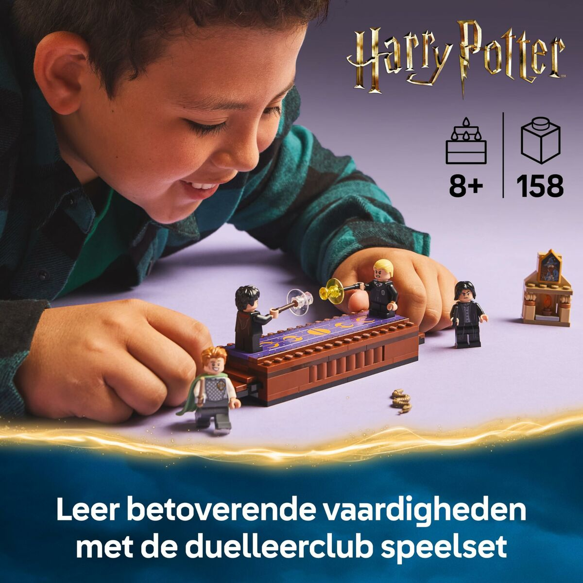 Ein Kind spielt mit Lego Harry Potter Figuren und einem Duellierclub-Set. Text auf Niederländisch unten.