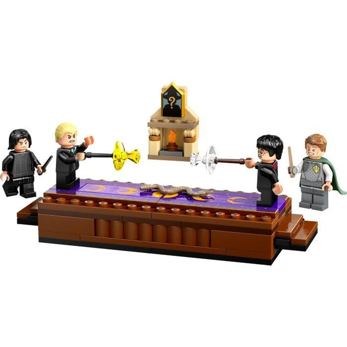 Lego Harry Potter Szene mit Figuren und einer Schlange auf einem Tisch, mit einem Gebäude im Hintergrund.