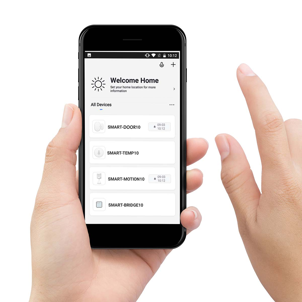 Person hält schwarzes Smartphone mit Smart-Home-App. Eine andere Hand zeigt auf den Bildschirm.