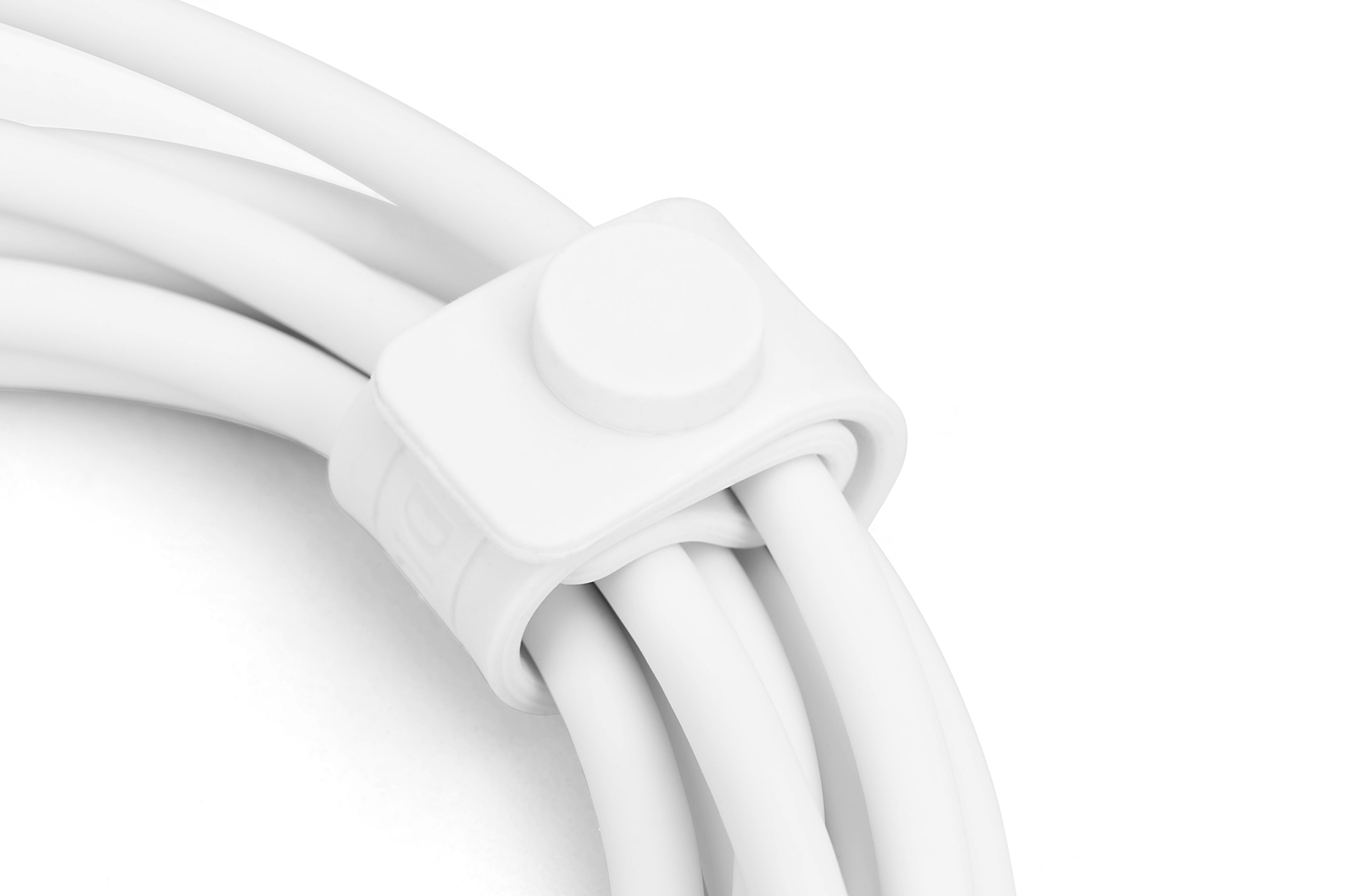 Białe opaski na kable trzymające razem wiązkę białych kabli.