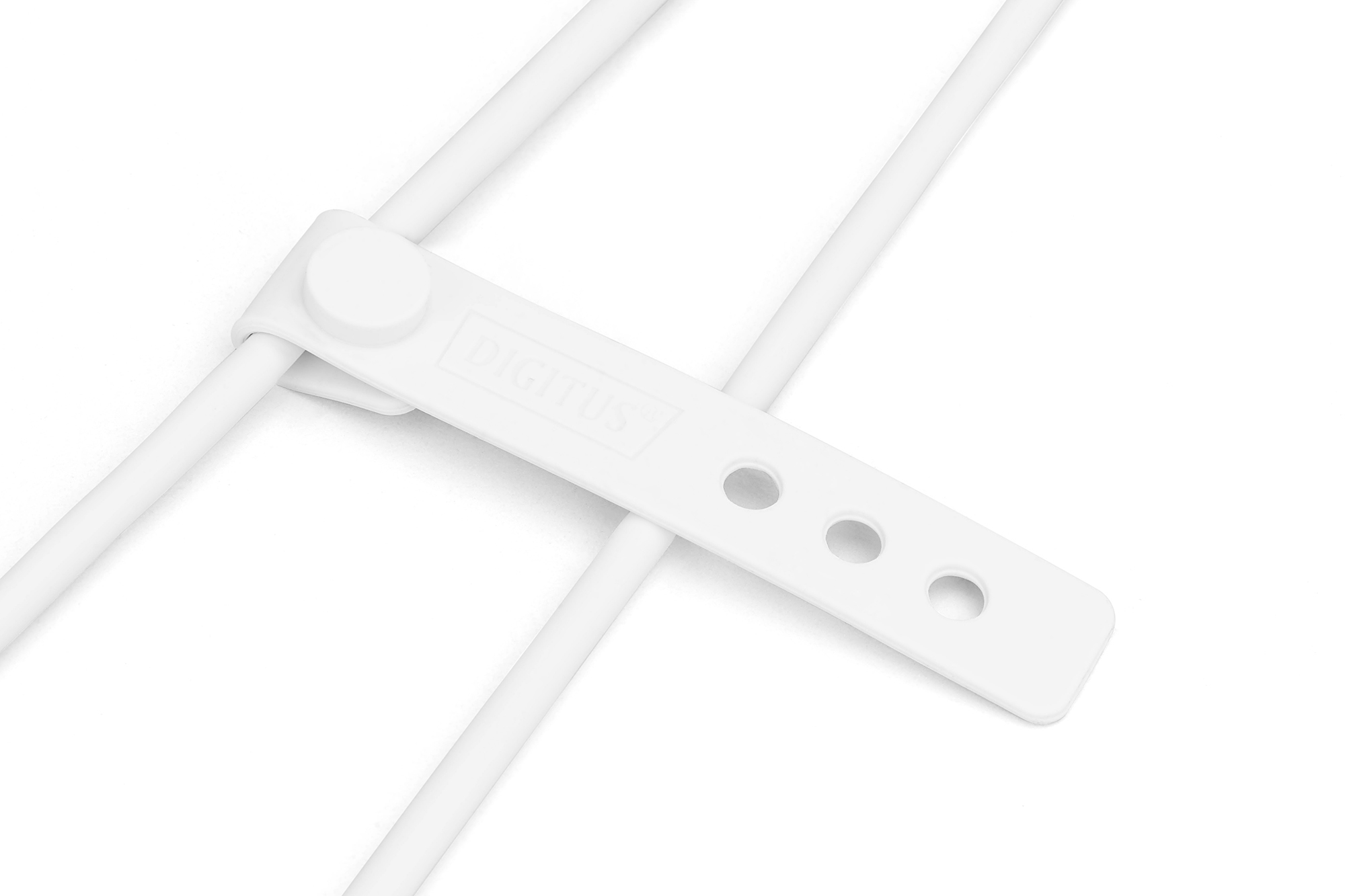 Biały organizer kablowy z trzema otworami, trzymający białe kable.