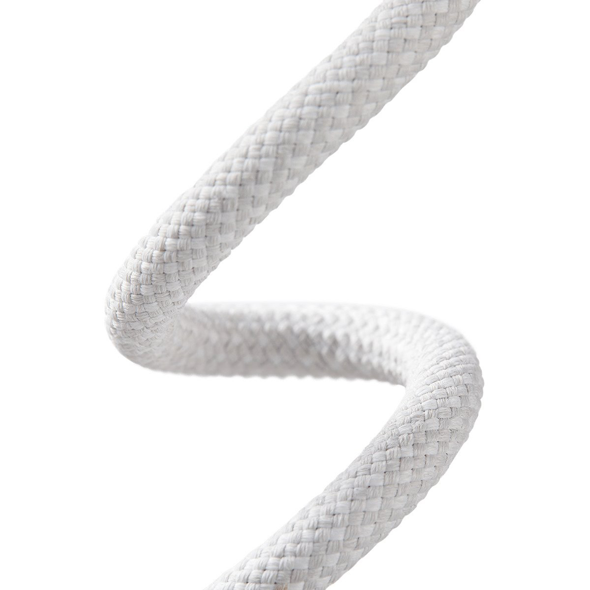 Cavo bianco intrecciato in forma curva, isolato su sfondo bianco.