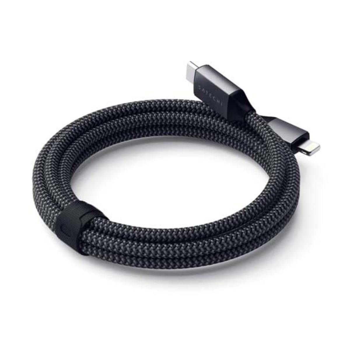 Schwarz gewickeltes Kabel mit USB-C- und Lightning-Anschlüssen. Schwarzes Band.