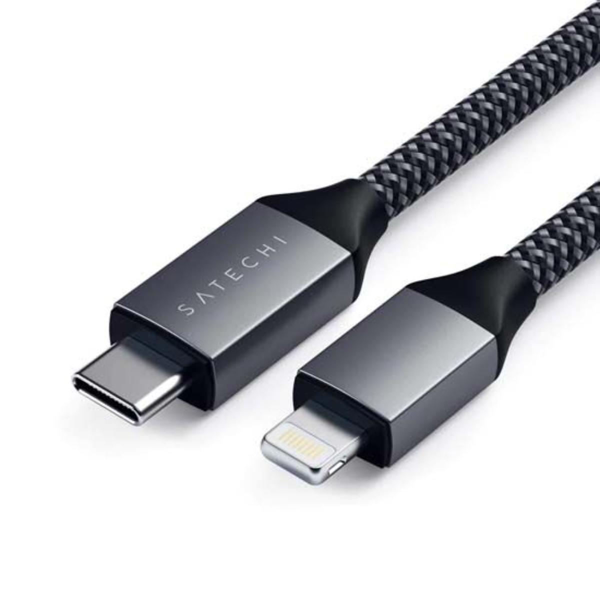 Ein schwarz-graues Kabel mit USB-C- und Lightning-Anschlüssen. 'Satechi' gebrandet.