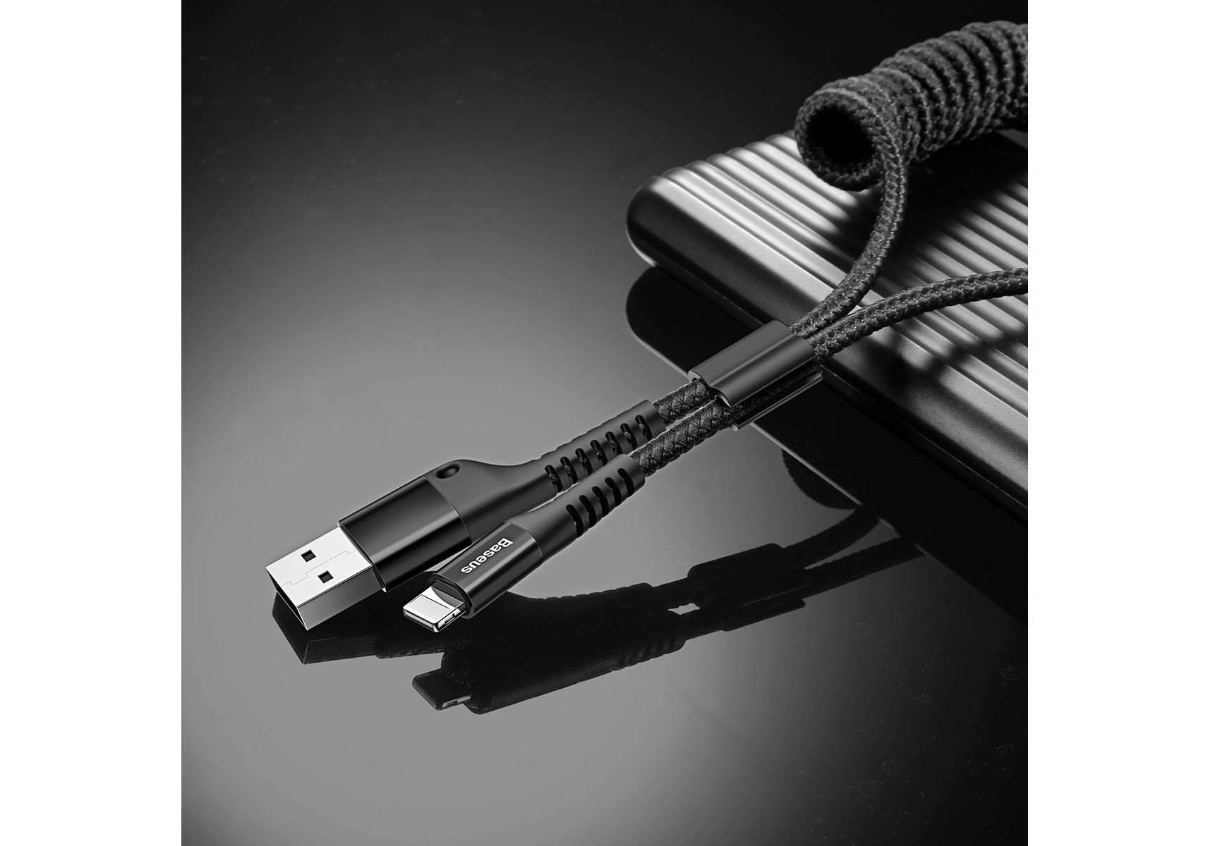 Czarny kabel USB-C ze złączem USB i czarny powerbank.