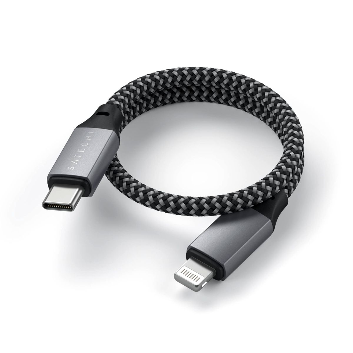 Cavo USB-C a Lightning intrecciato nero e grigio con connettori argentati. Il cavo è su sfondo bianco.