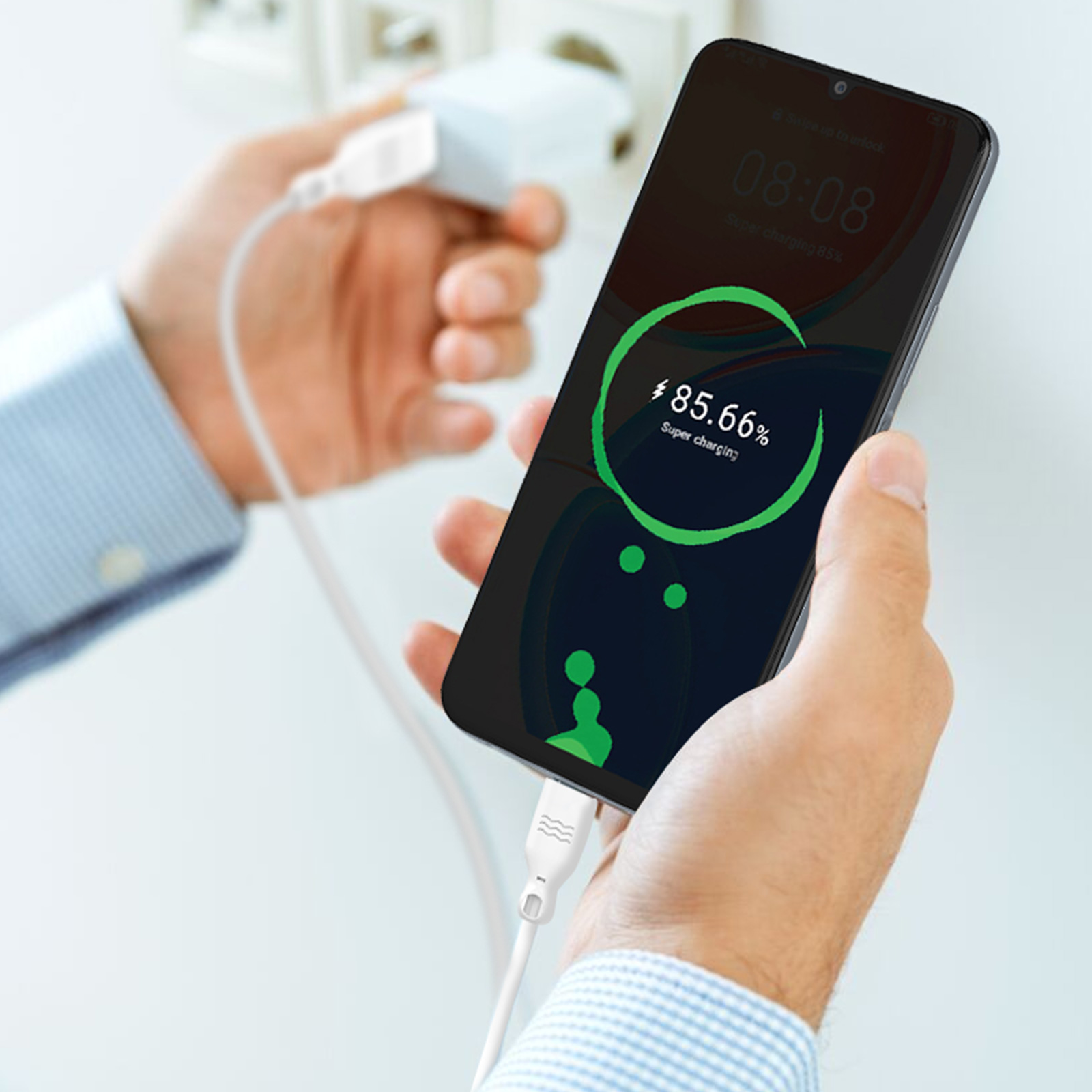 Un telefono in carica con un cavo bianco, che mostra l'85,66% di carica.