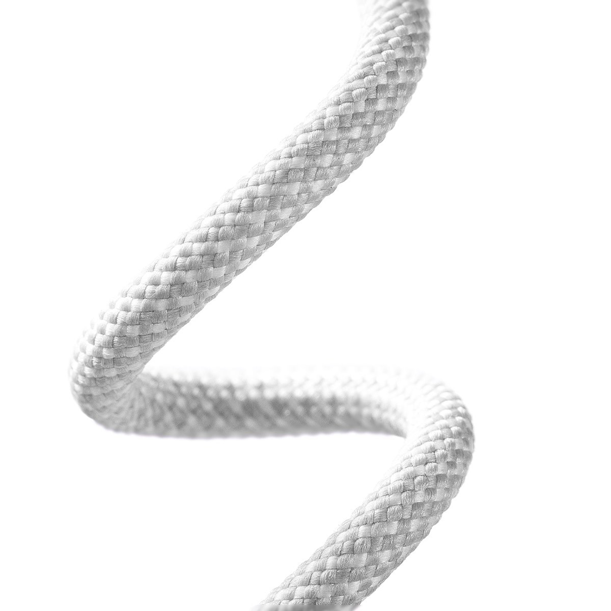 Un cavo intrecciato bianco, curvo e isolato su sfondo bianco.