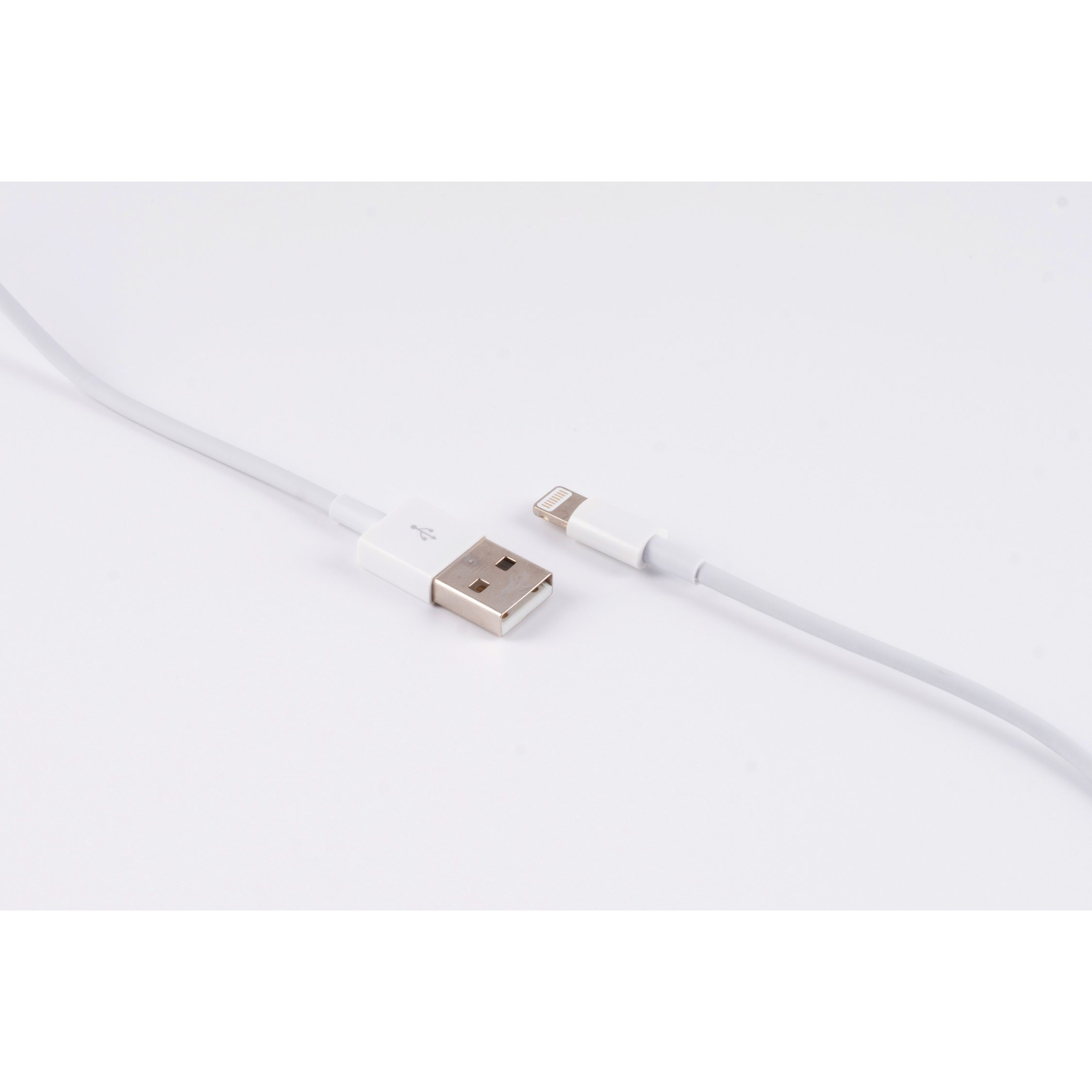 Weißes USB-auf-Lightning-Kabel. Die Enden sind getrennt, auf weißem Hintergrund.