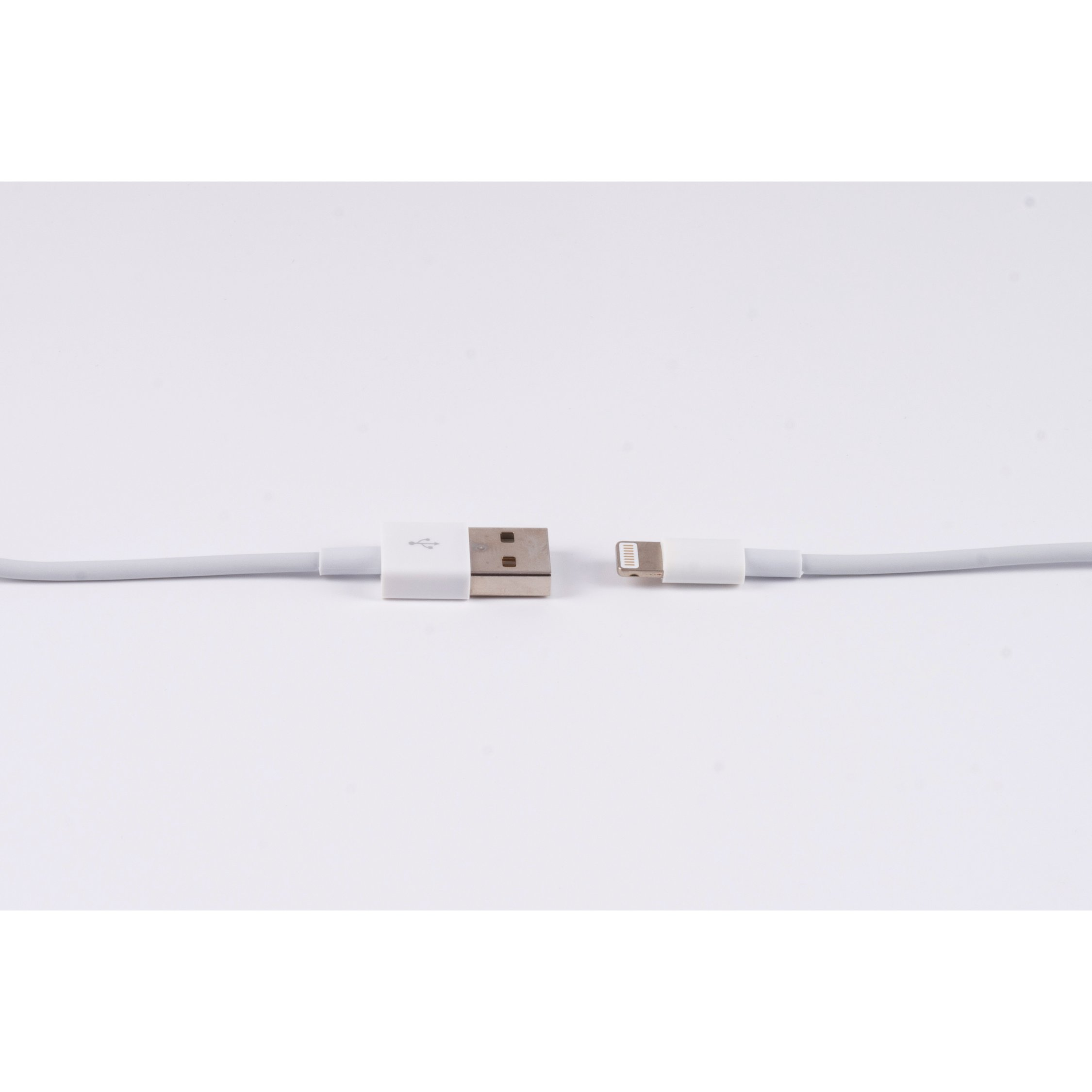 Weißes USB-auf-Lightning-Kabel. Die Enden getrennt, auf weißem Hintergrund.