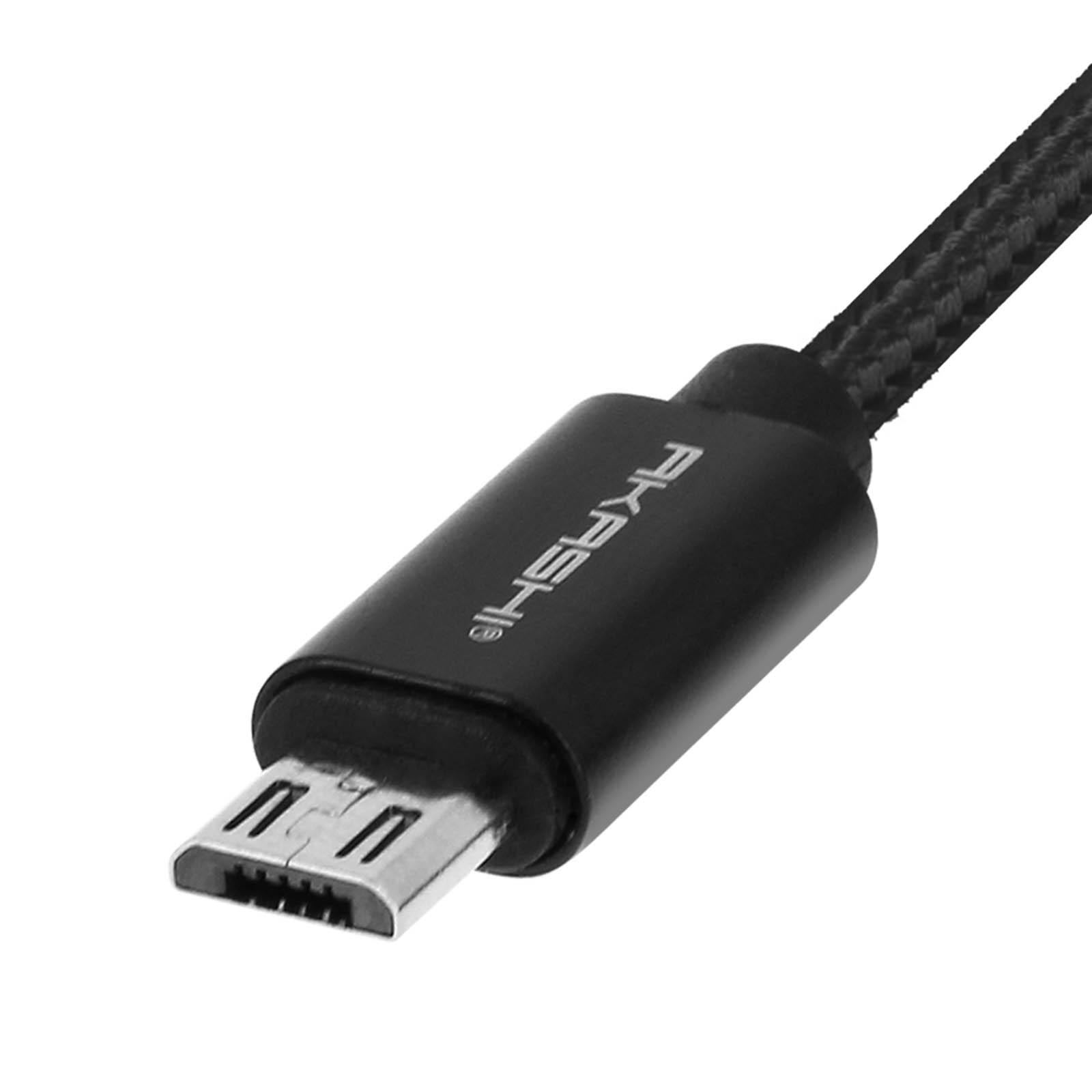 Cavo micro-USB nero con il nome AKASHI sul connettore.
