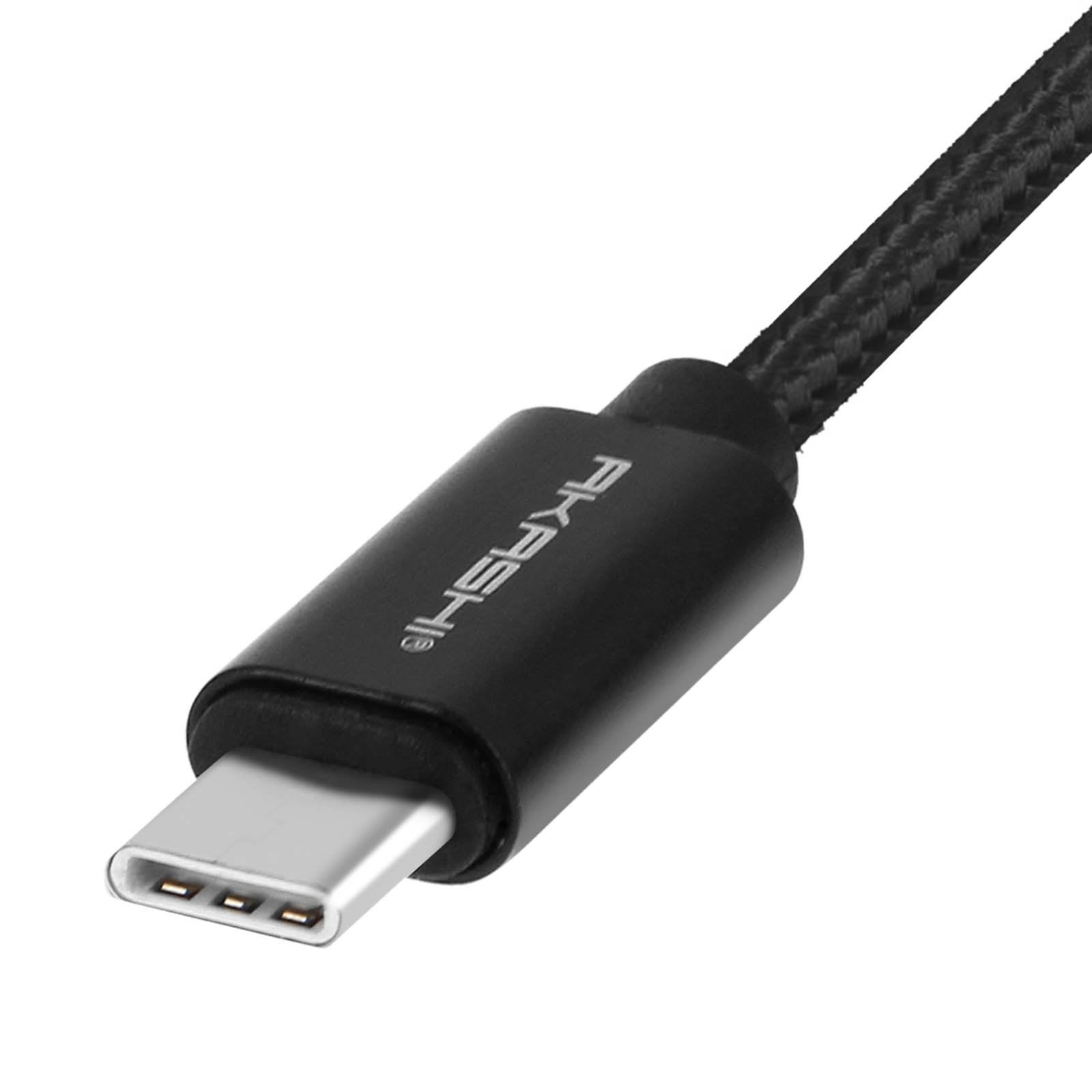 Un connettore USB-C nero, con il logo AKASHI.