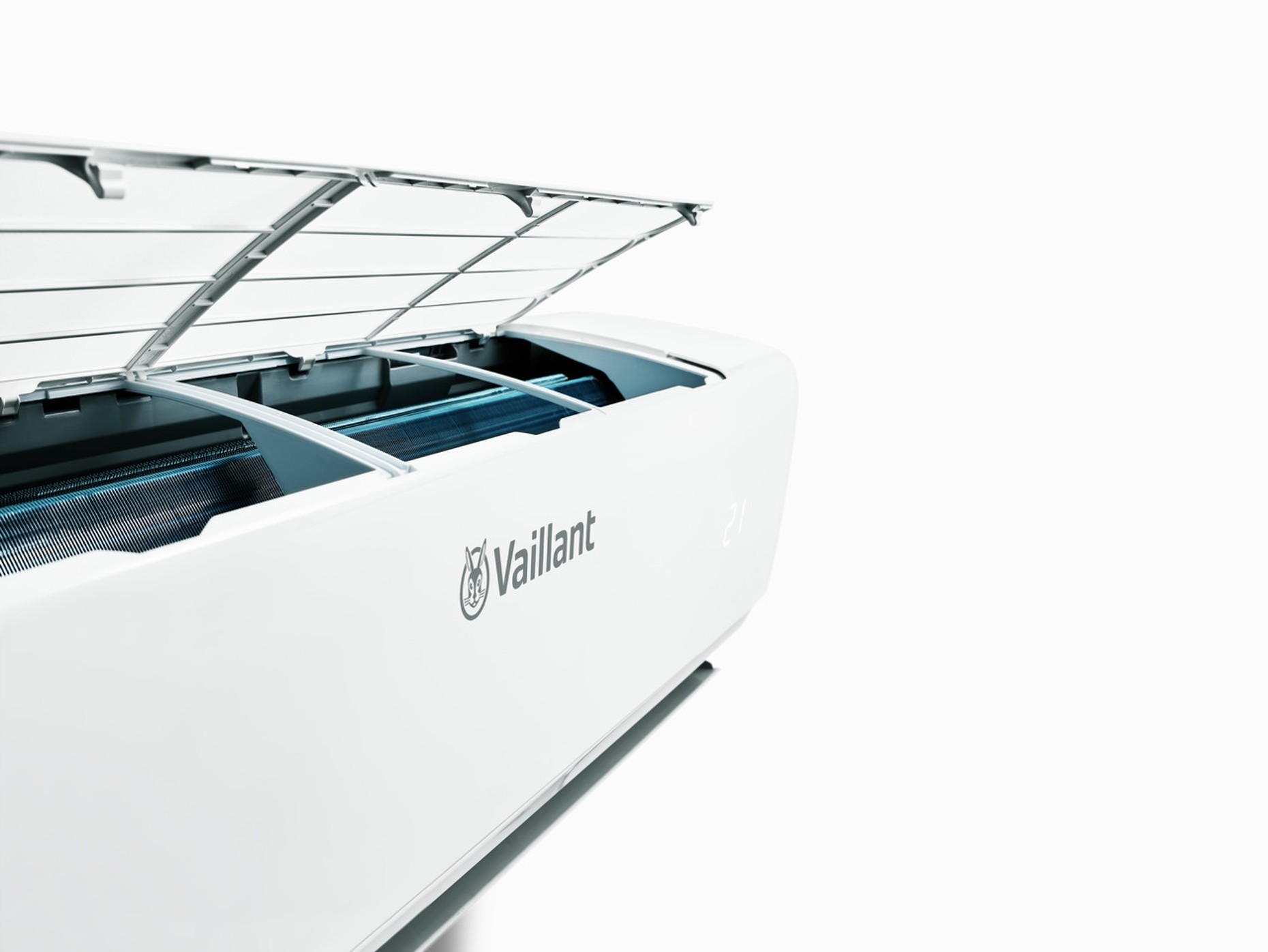 Condizionatore bianco con bocchetta aperta. Logo 'Vaillant' visibile. Bobine blu all'interno. Sfondo bianco.