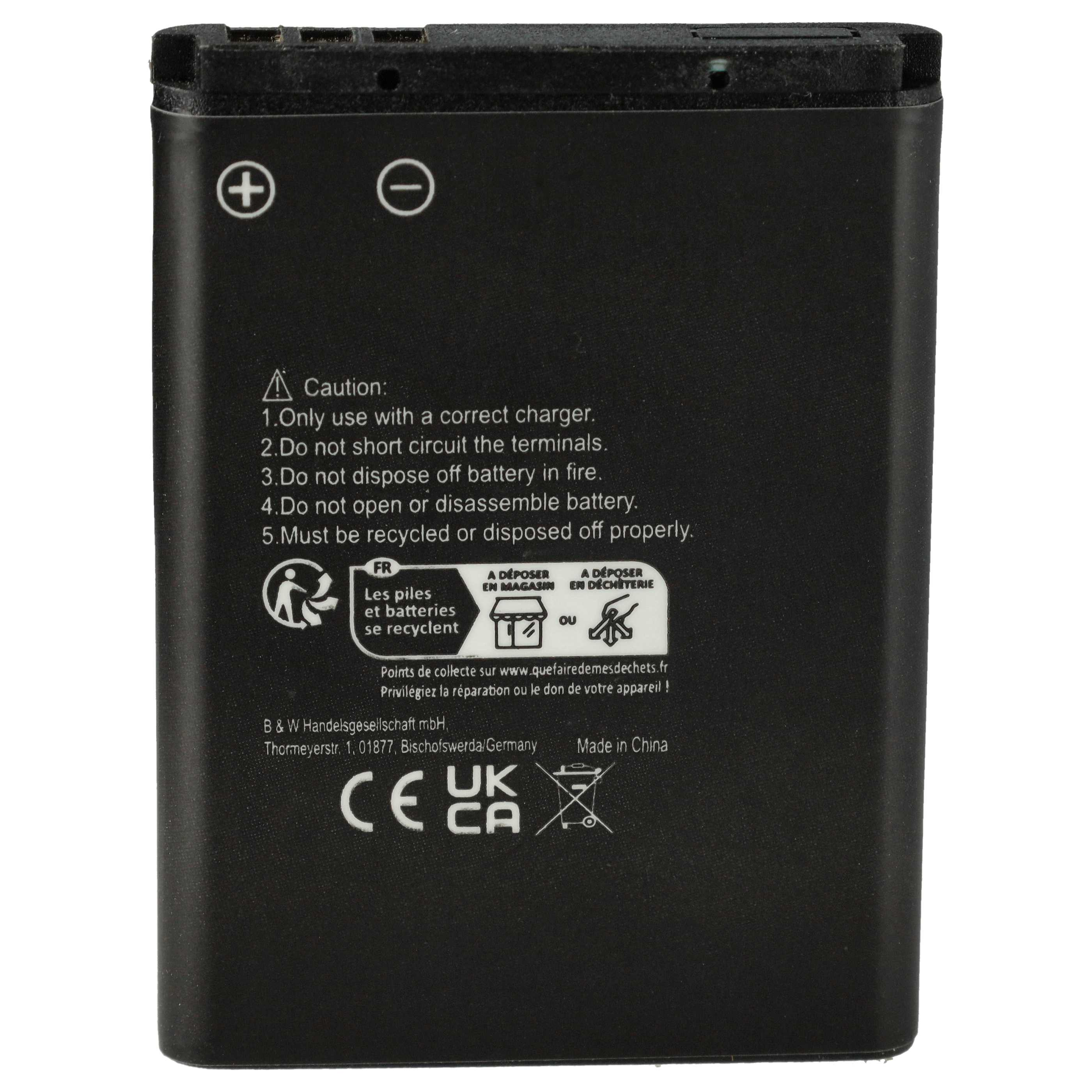 Schwarze Batterie mit Warnhinweisen und Recycling-Symbolen. Weißer Hintergrund.
