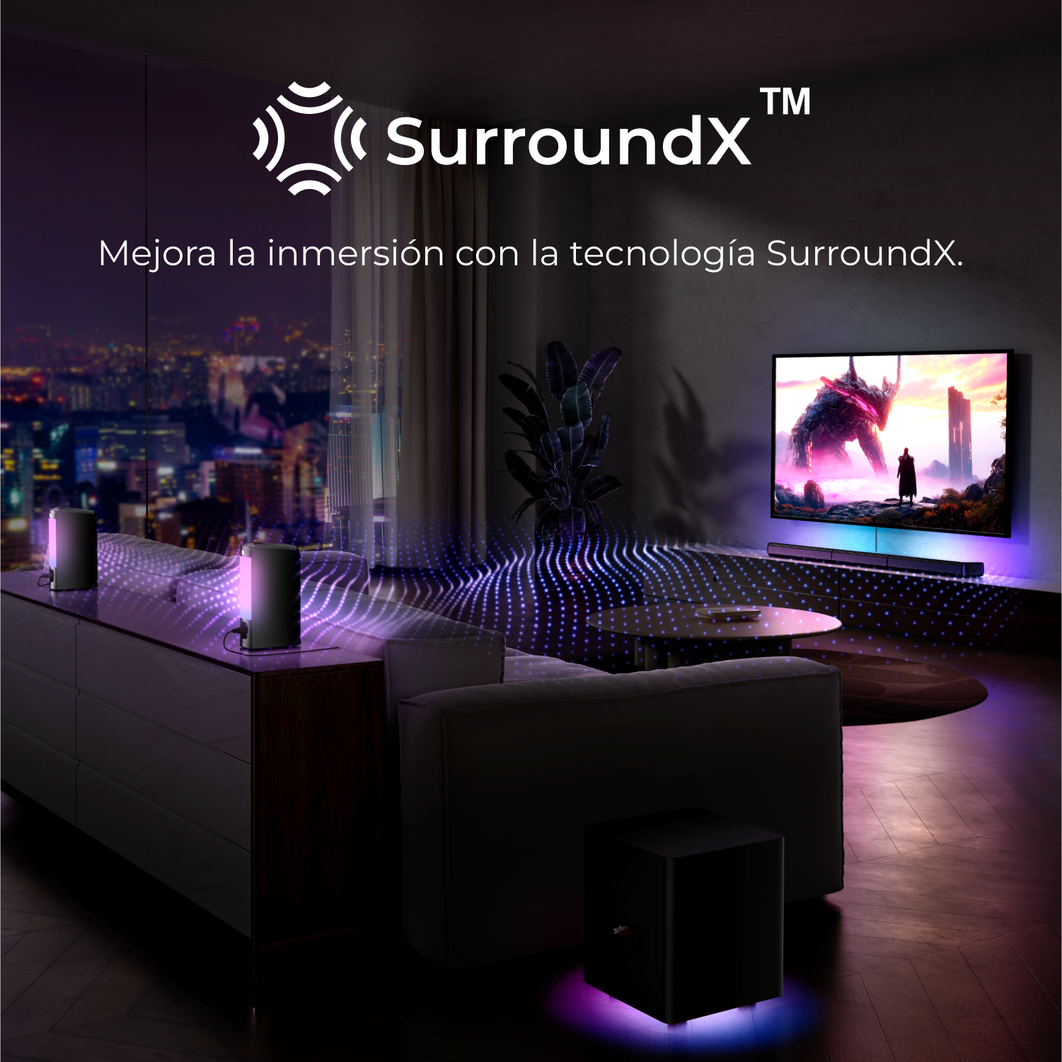 Salón con sistema de sonido envolvente. El televisor muestra una escena. Texto: SurroundX, Mejora la inmersión.