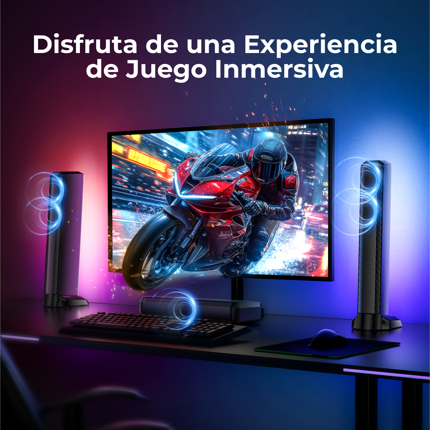 Una configuración de juego con una pantalla grande que muestra un corredor de motos, flanqueada por altavoces y un teclado.