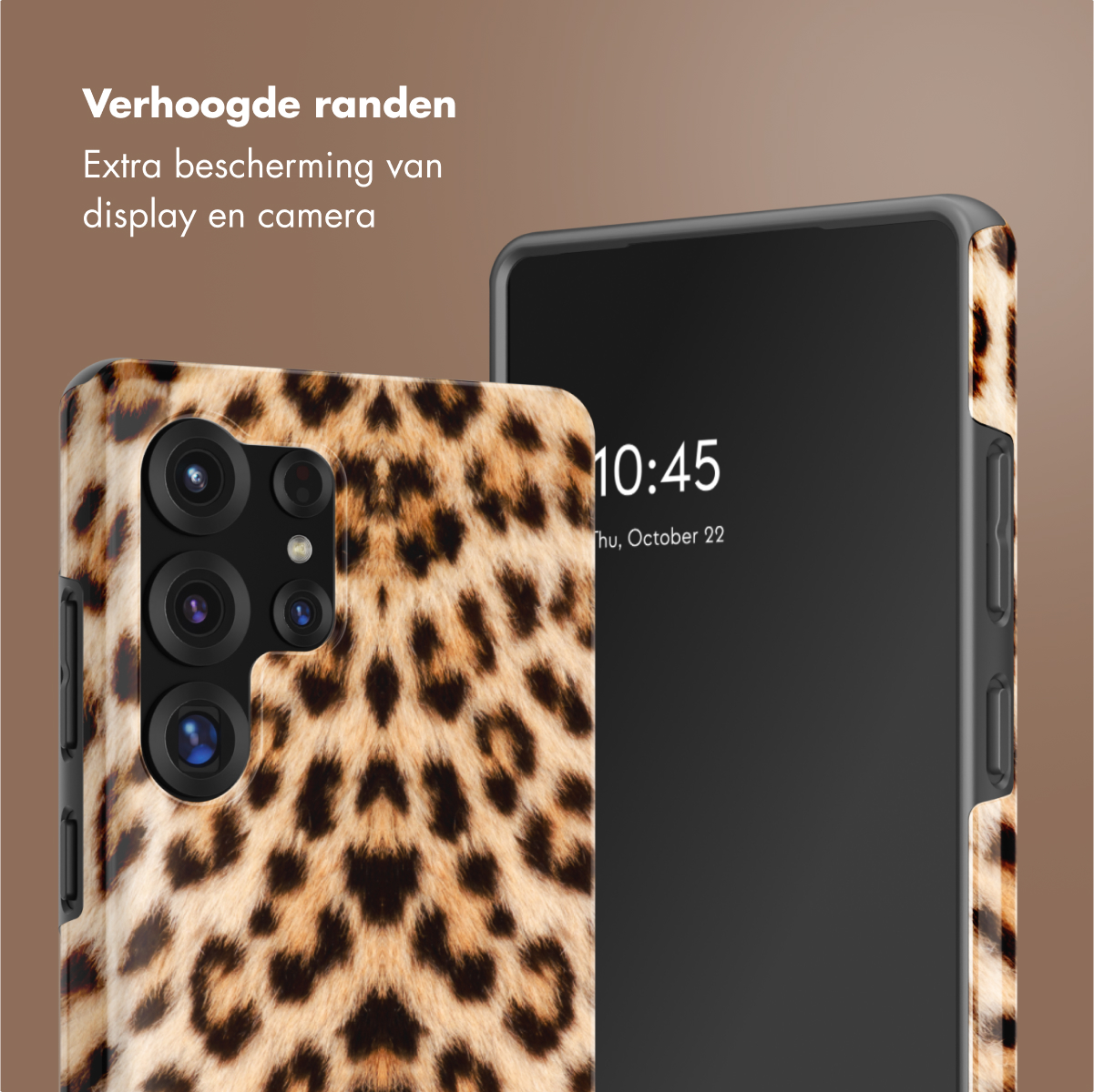 Telefoonhoesje met een luipaardprint. De telefoon staat voor een vage achtergrond.