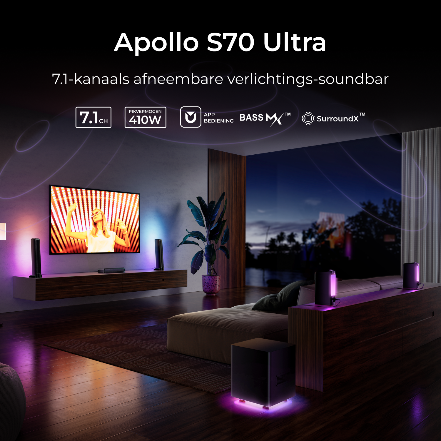 Een moderne woonkamer met een tv, soundbar en subwoofer. De kamer is donker en heeft uitzicht op het raam.