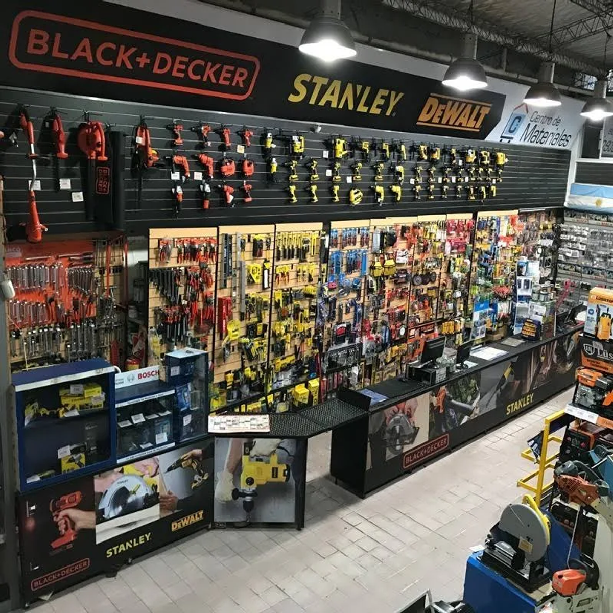 Strumenti ed attrezzature esposte in un negozio di ferramenta con insegne Black+Decker, Stanley e DeWalt.