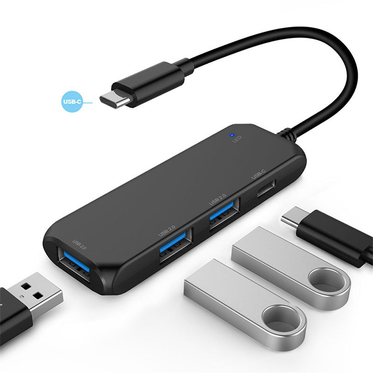 Ein schwarzer USB-Hub mit USB-C- und USB-2.0-Anschlüssen sowie USB-Laufwerken.