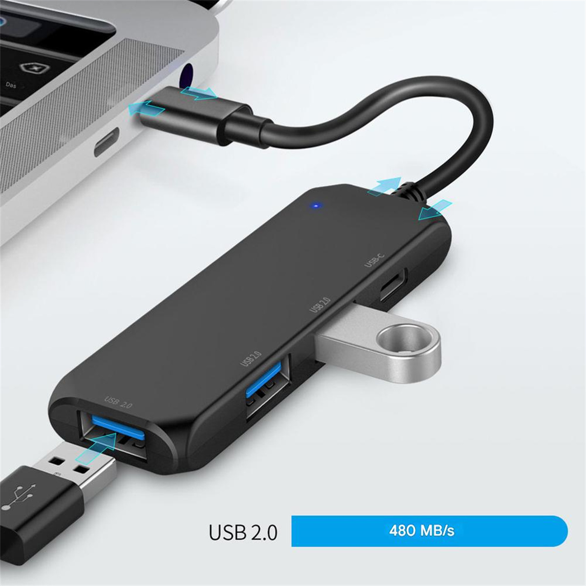 Schwarzer USB-Hub mit USB-Anschlüssen und einem USB-C-Anschluss.  USB 2.0 ist beschriftet.
