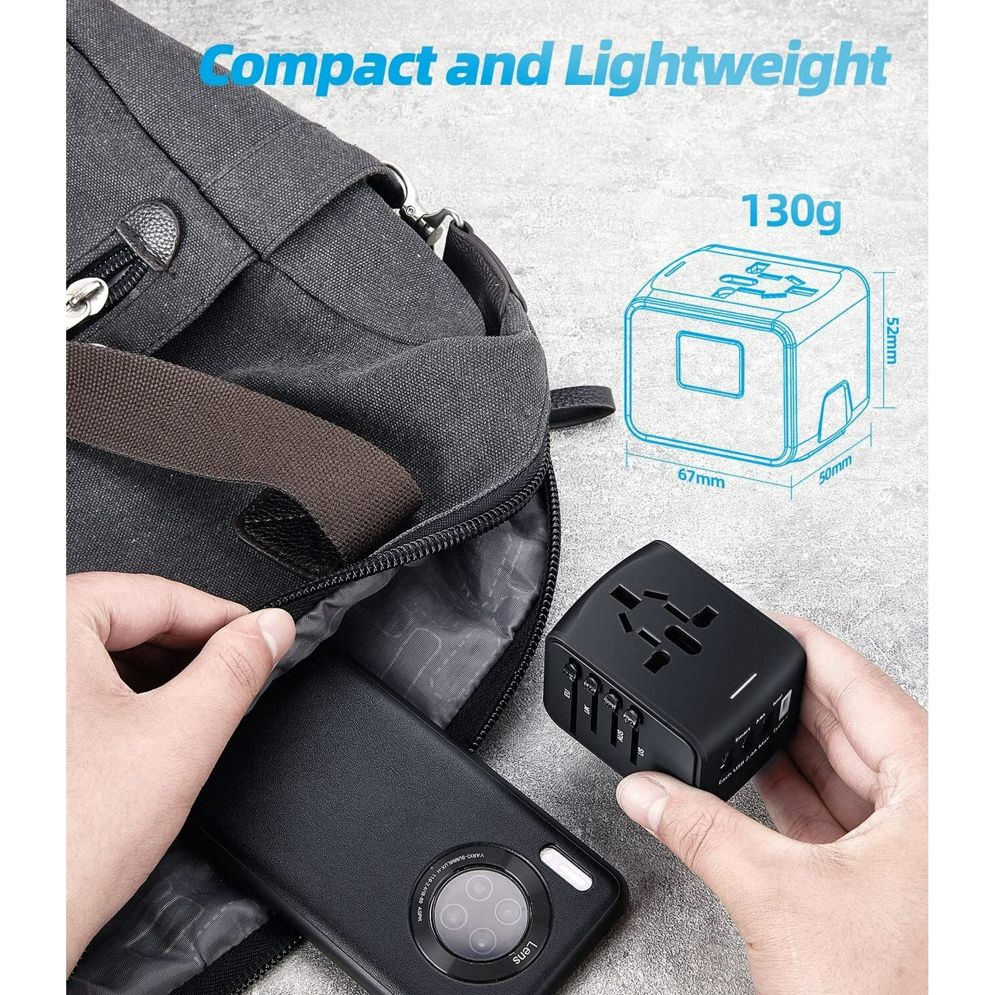 Schwarzer Reiseadapter mit einem Telefon in der Tasche. Der Adapter ist kompakt und leicht.