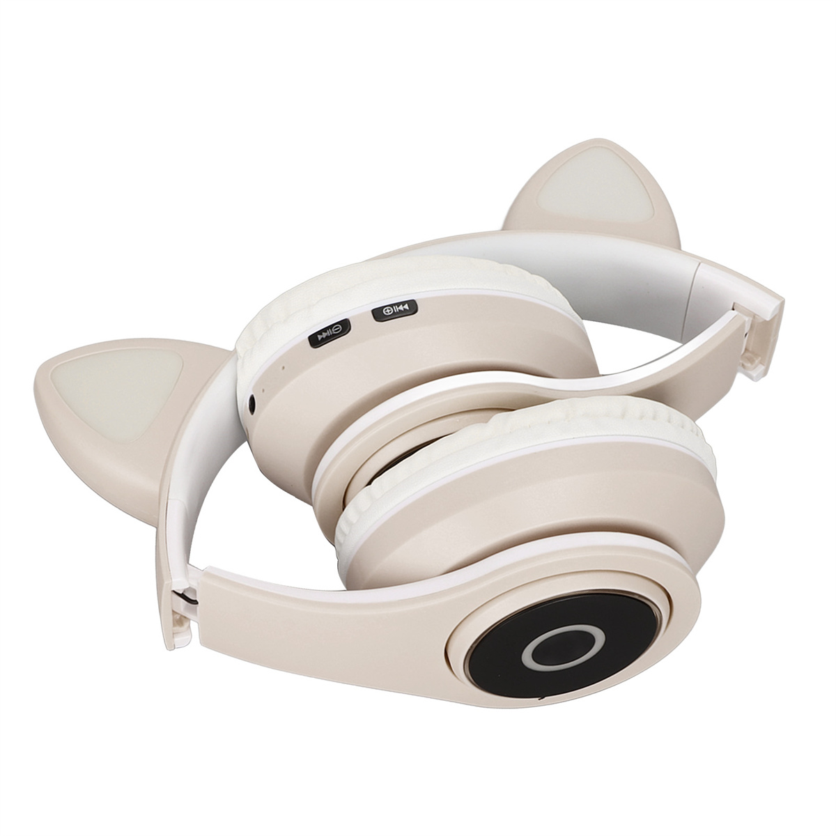Zusammengefaltete beige Kopfhörer mit Katzenohren. Auf weißem Hintergrund, elegantes Design.