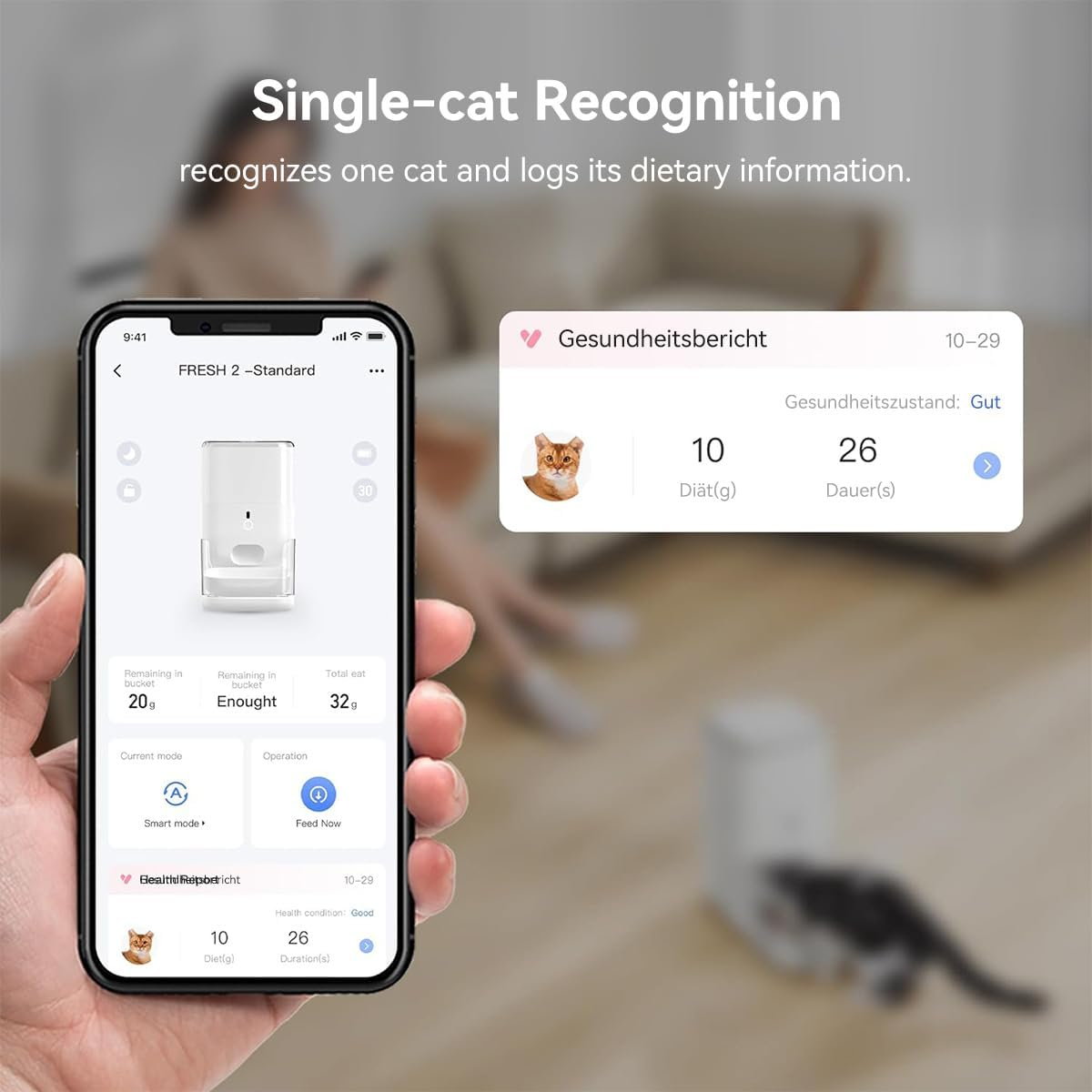 Una mano sostiene un teléfono con detalles de comida para gatos. Un gato y un dispensador de comida están atrás.