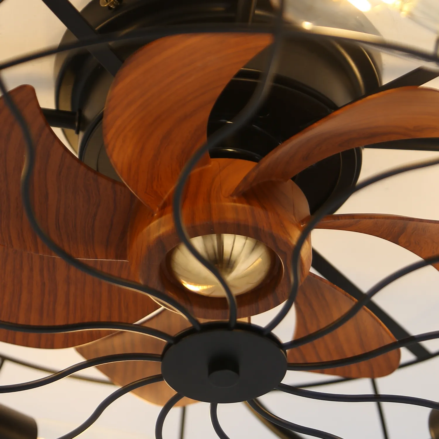 Deckenventilator mit Holzflügeln, schwarzem Käfig und Lichtern. Dekoratives Design.