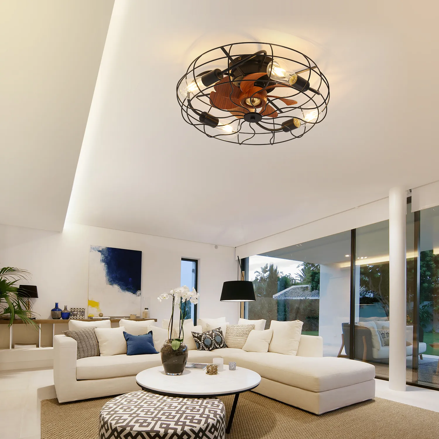 Wohnzimmer mit weißen Sofas, einem schwarzen Deckenventilator und einem großen Fenster.