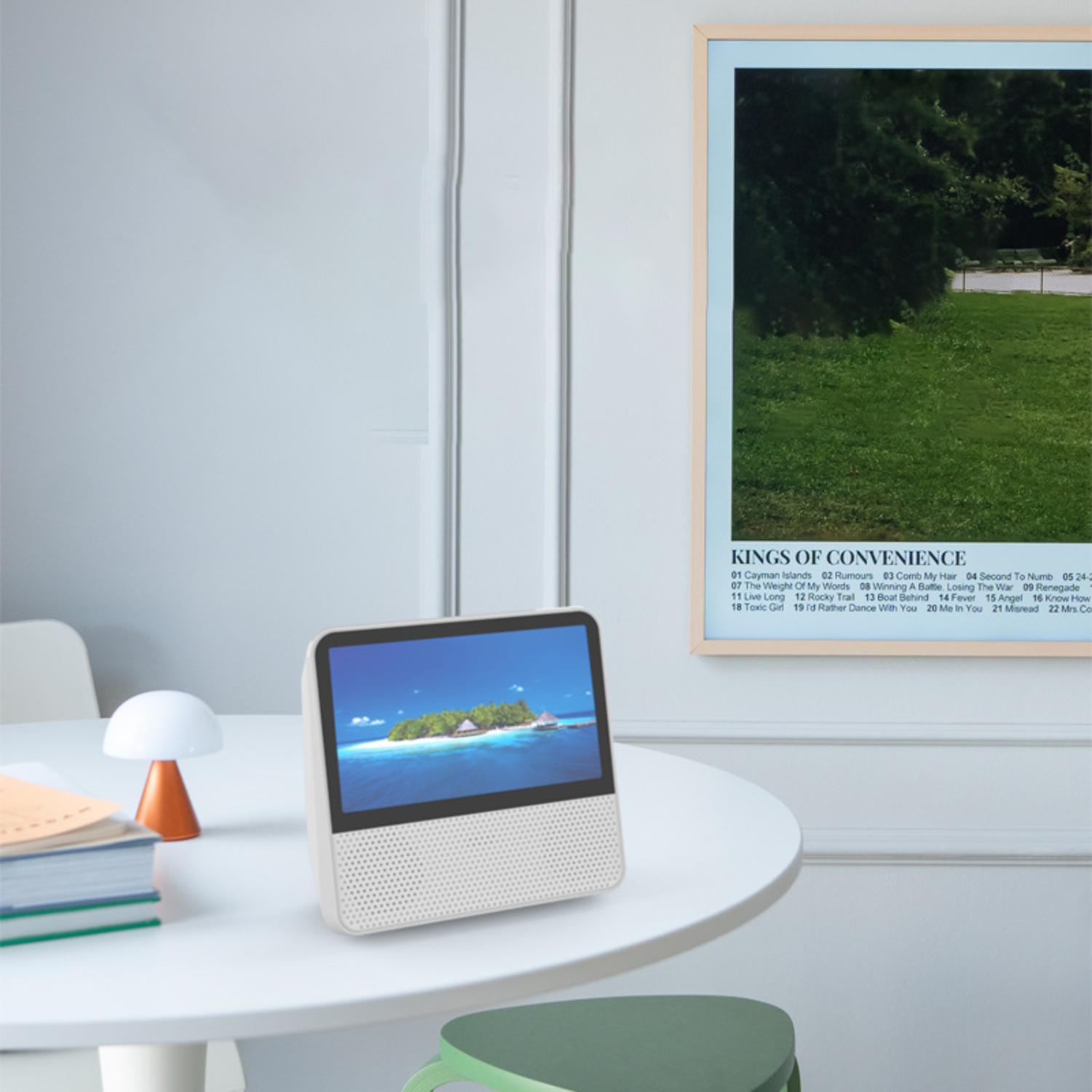 Ein Smart-Screen auf einem Tisch, zeigt eine Insel, mit einem Poster im Hintergrund.