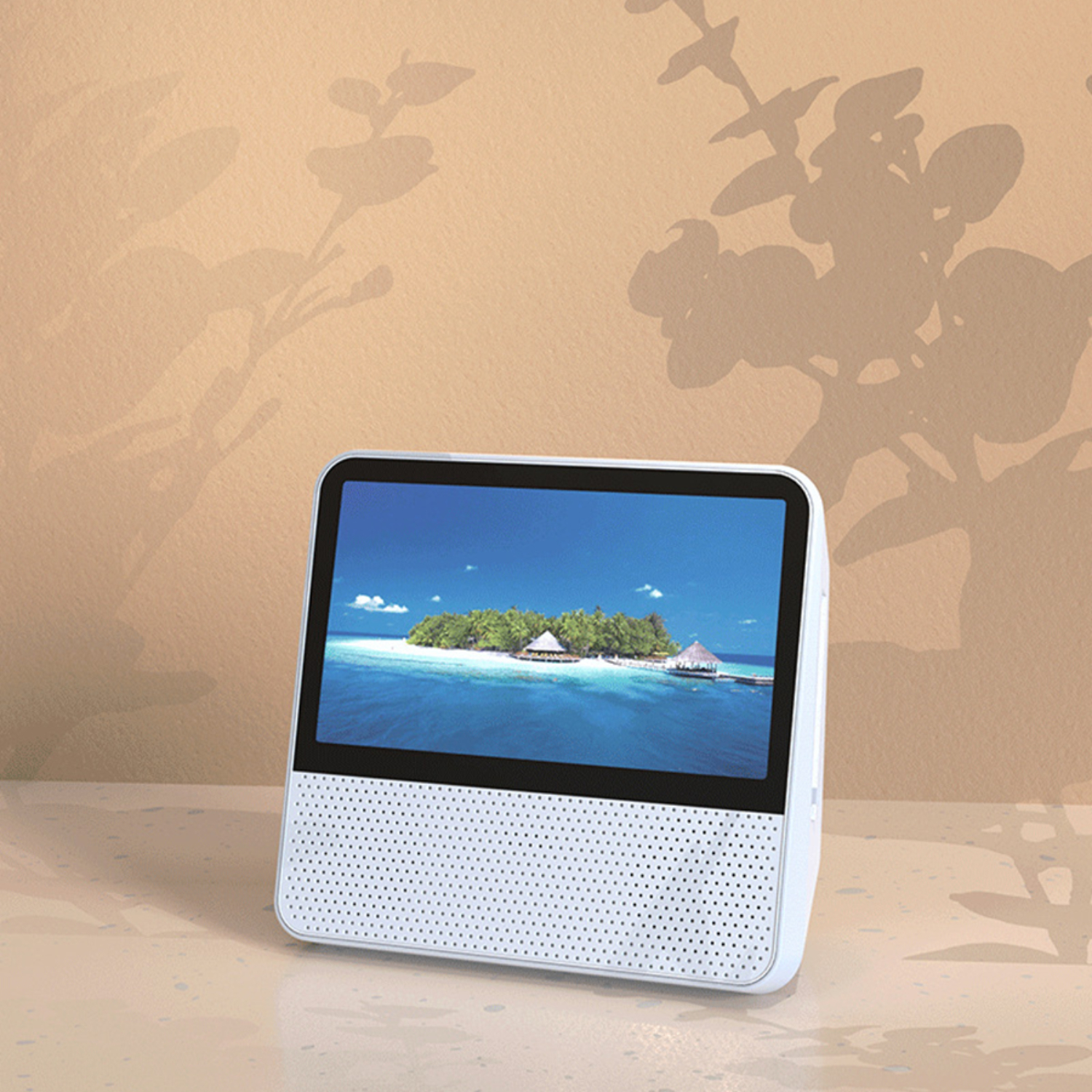 Weißer Smart Speaker mit Display zeigt Insel, auf beiger Oberfläche.