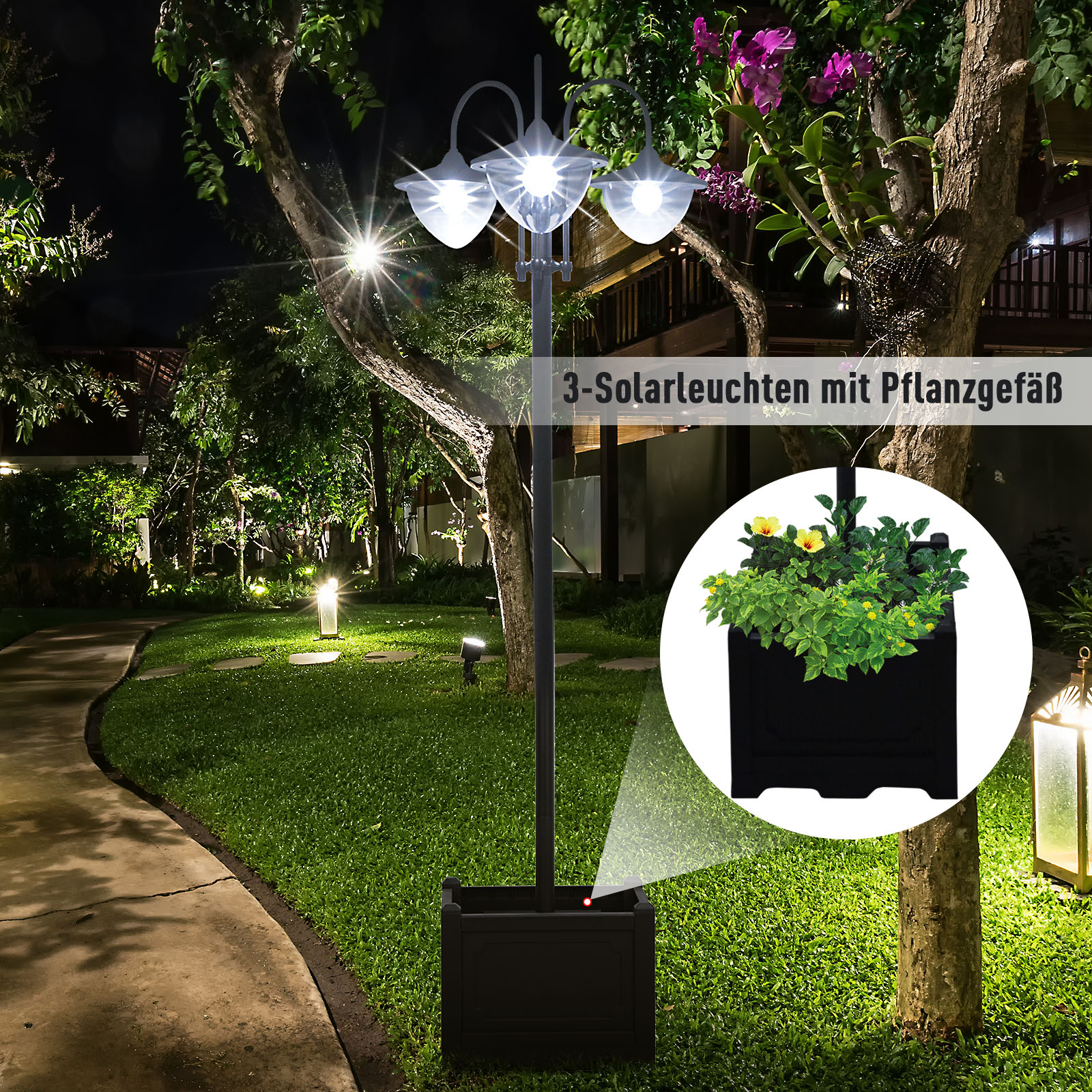 Eine schwarze Laterne mit drei Lichtern und einem Pflanzgefäß. Gras und Bäume umgeben die Lampe.