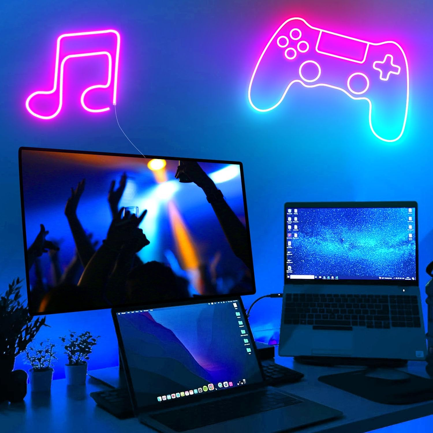 Neon-Schilder mit Musiknote und Gamepad über Laptops auf blau beleuchtetem Tisch.