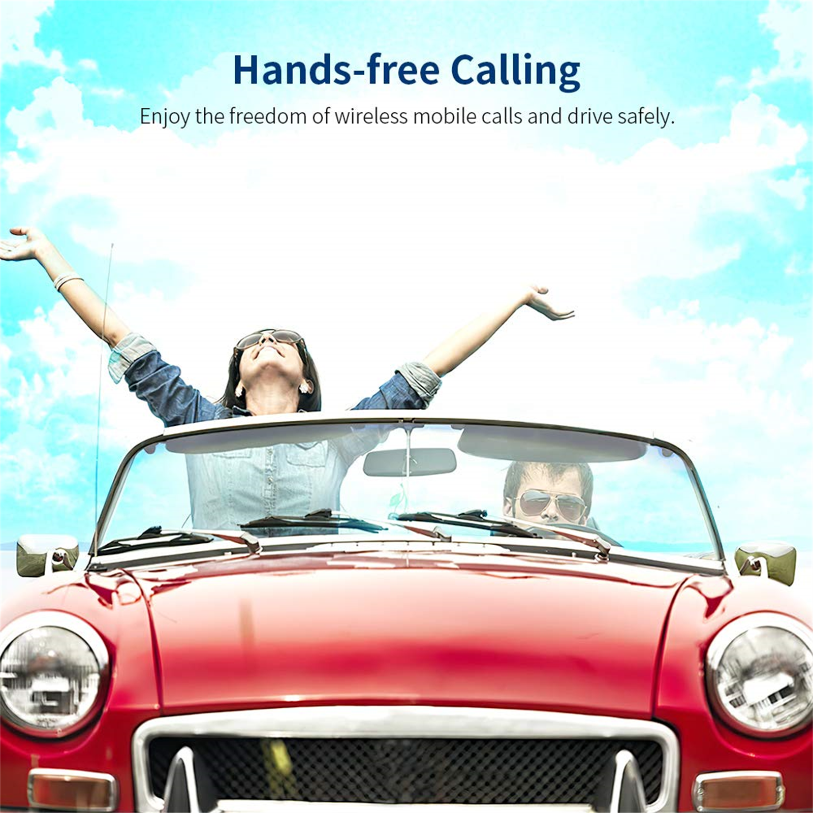 Ein rotes Cabrio mit zwei Personen und Text über Freisprechen vor blauem Himmel.